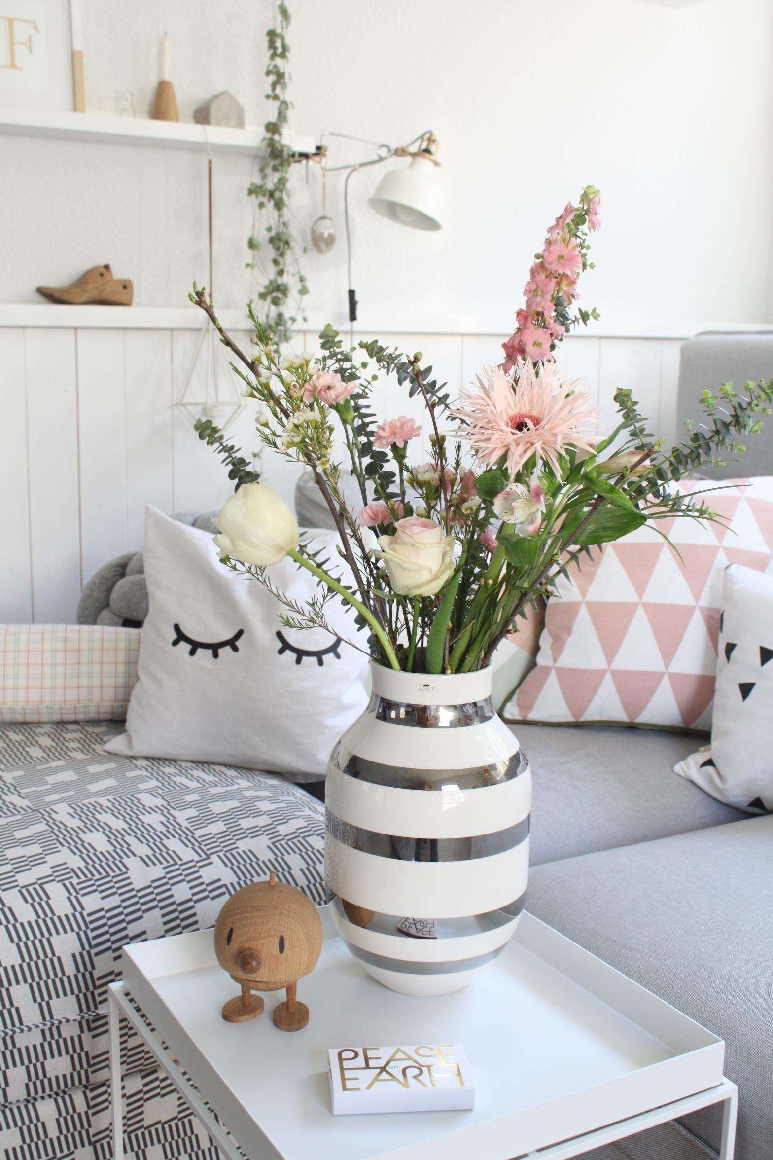 #frühlingsblumen - da hab ich einiges zu bieten :) #blumen #flowerpower #wohnzimmer #couch 