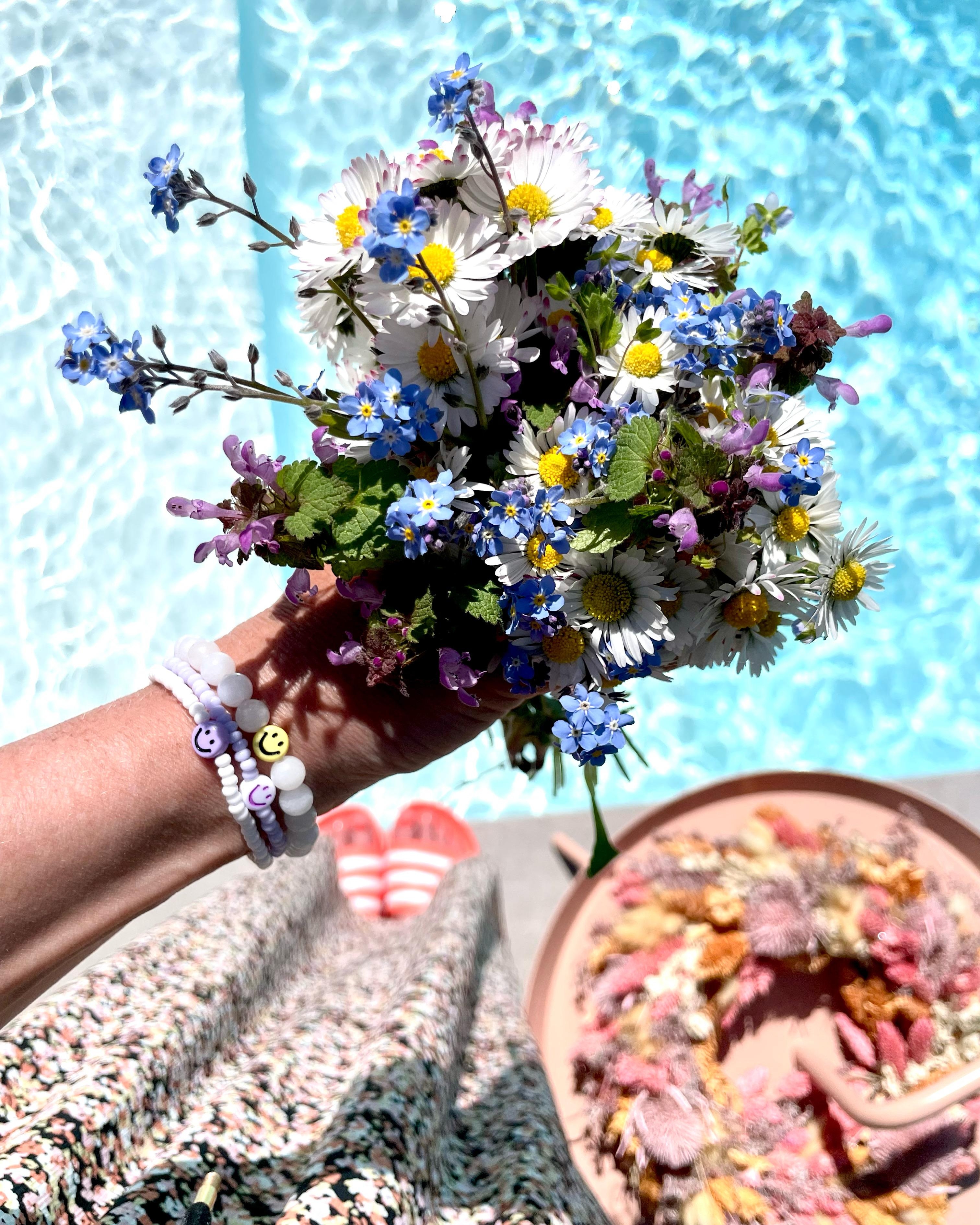 #frühlingsblumen #blumen #gänseblümchen #pool #farbenfroh #blumenliebe #freshflower #garten #outdoor #pooltime #frühling