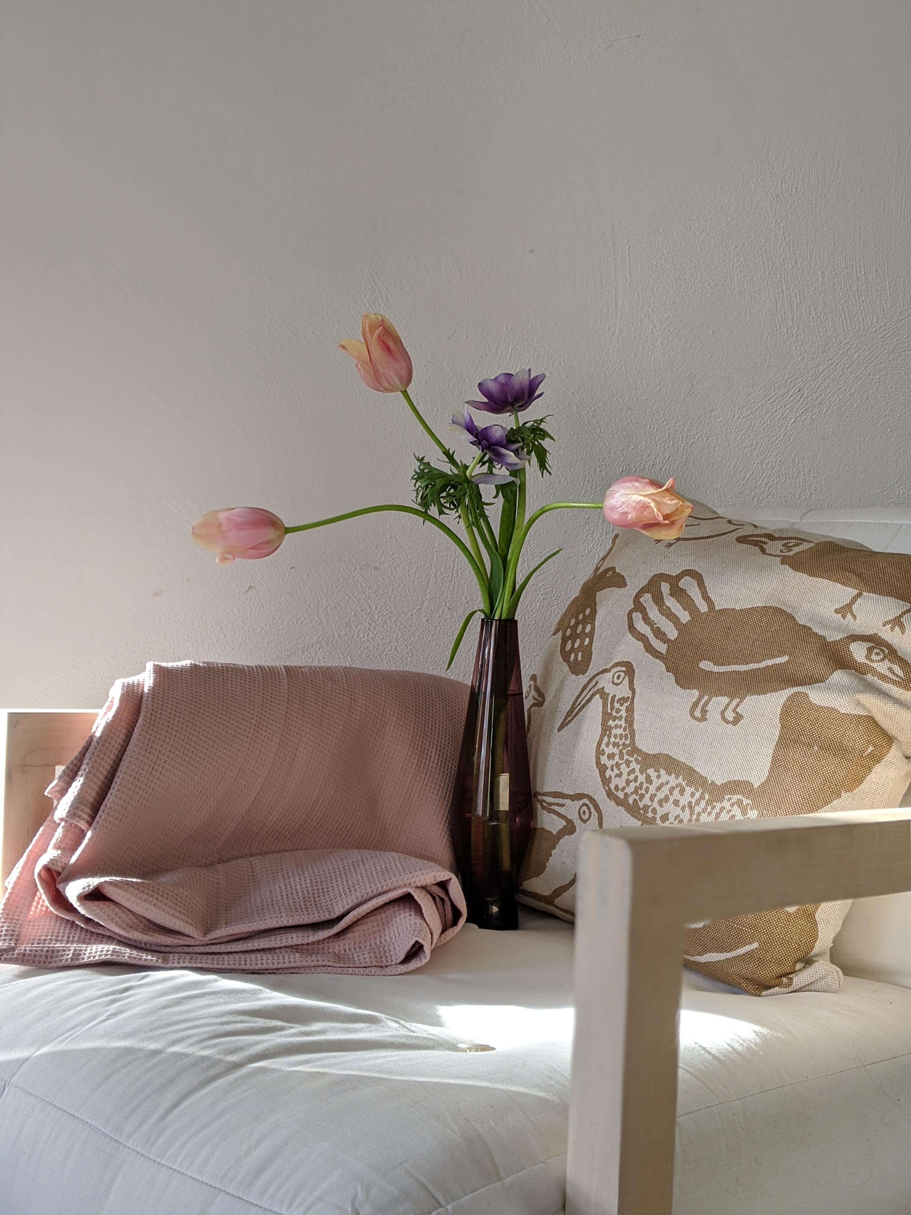 Frühlingsblumen sind eingezogen und eine wunderschöne Vintage Vase. #livingroom #vintage #blunenliebe #home #wohnzimmer 