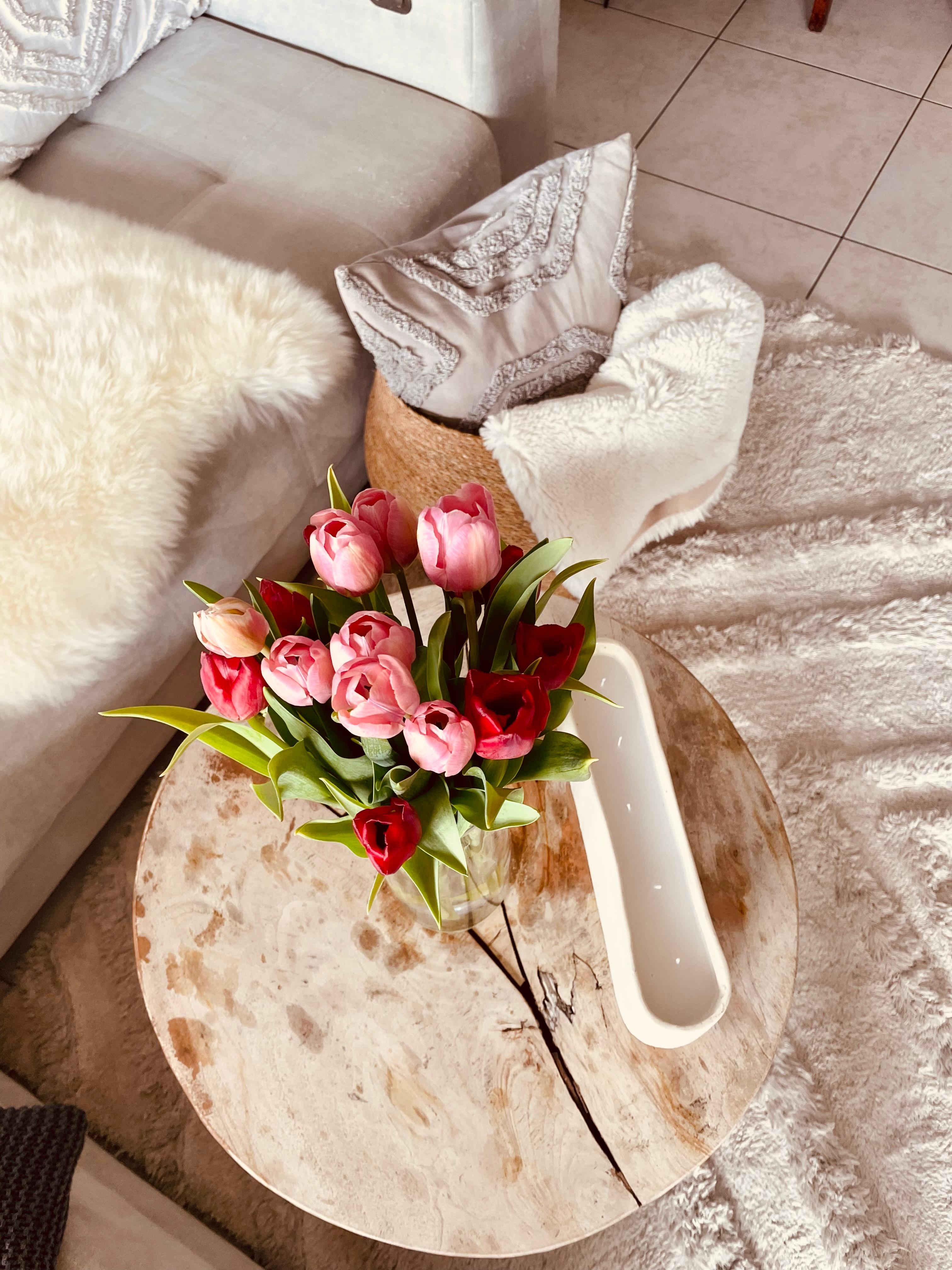 #frühlingsblumen #tulpen #wohnzimmer #kissen #kerzen 