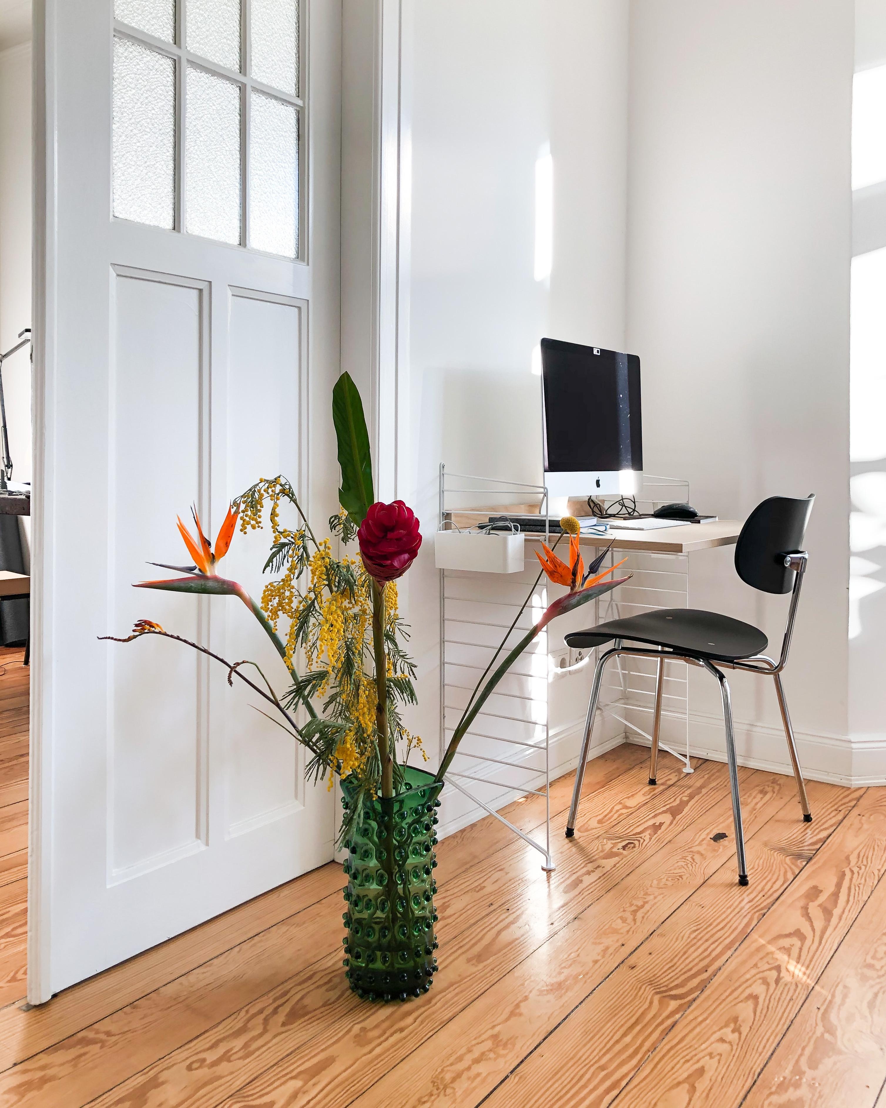 #frühlingserwachen #freshflowers #wohnzimmer #couchstyle #vase #bodenvase #designklassiker