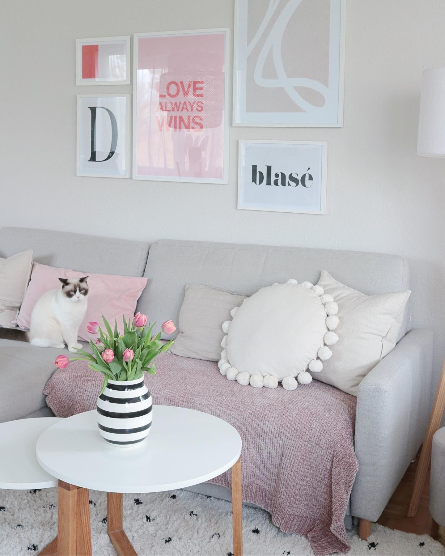 Frühlingsgefühle ♥
#wohnzimmer #interior #hygge #tulpen #rosaliving #livingroom #couchliebt #skandi #wandgestaltung 