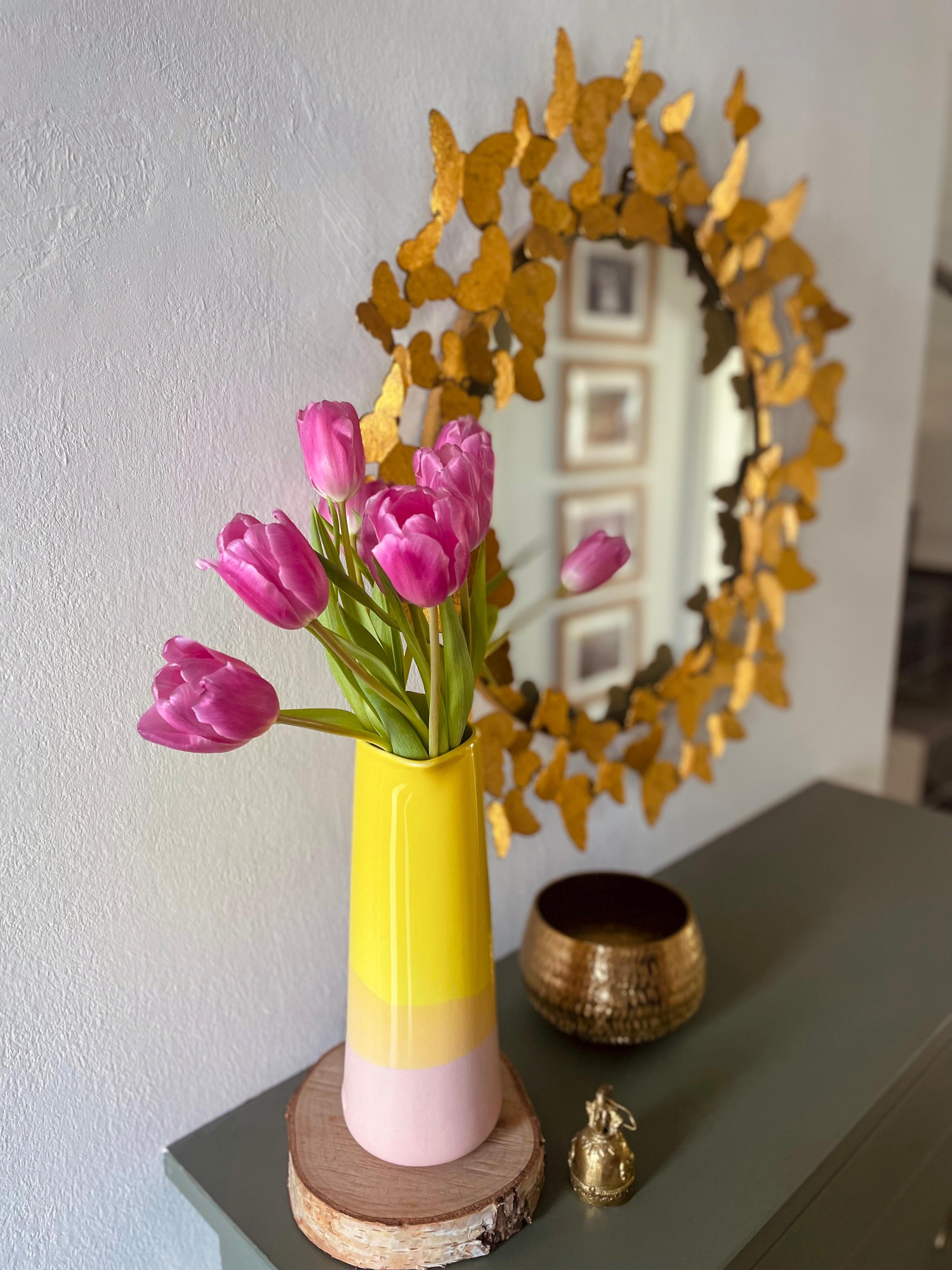 #frühlingsgefühle im #flur #eingang #tulpen #vase #akzente #spiegel