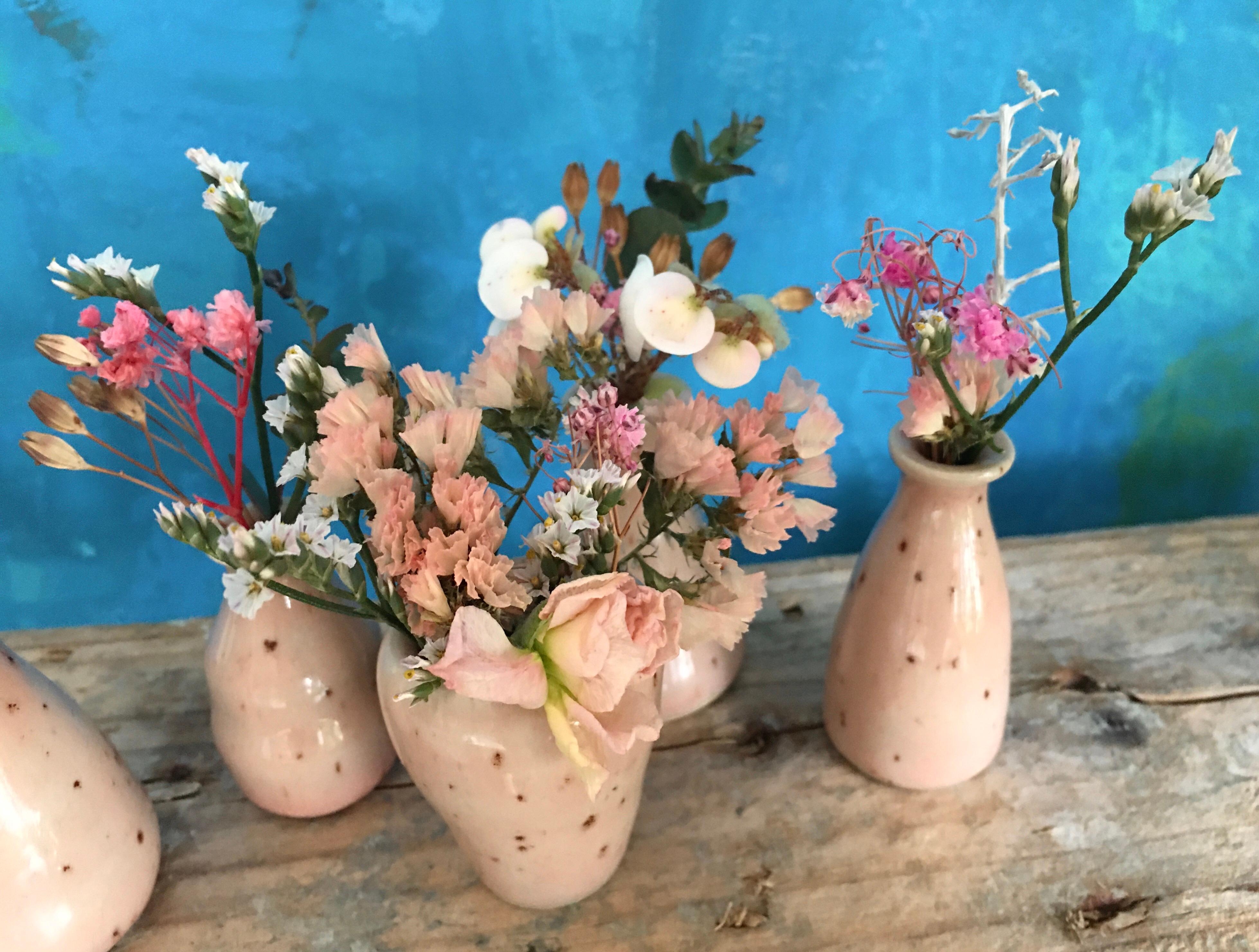 Frühlingsgruß in Minivasen #blumendeko #happy #vase #deko #rosa #vintage #montag