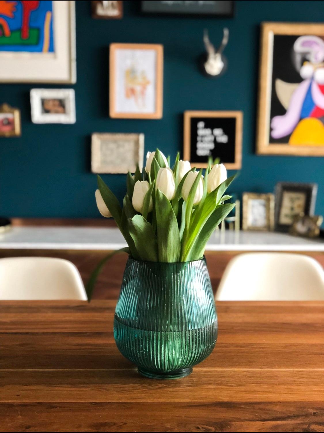 Frühlingsvibes im Esszimmer. #diningroom #tulips #freshflowers #esszimmer #couchstyle