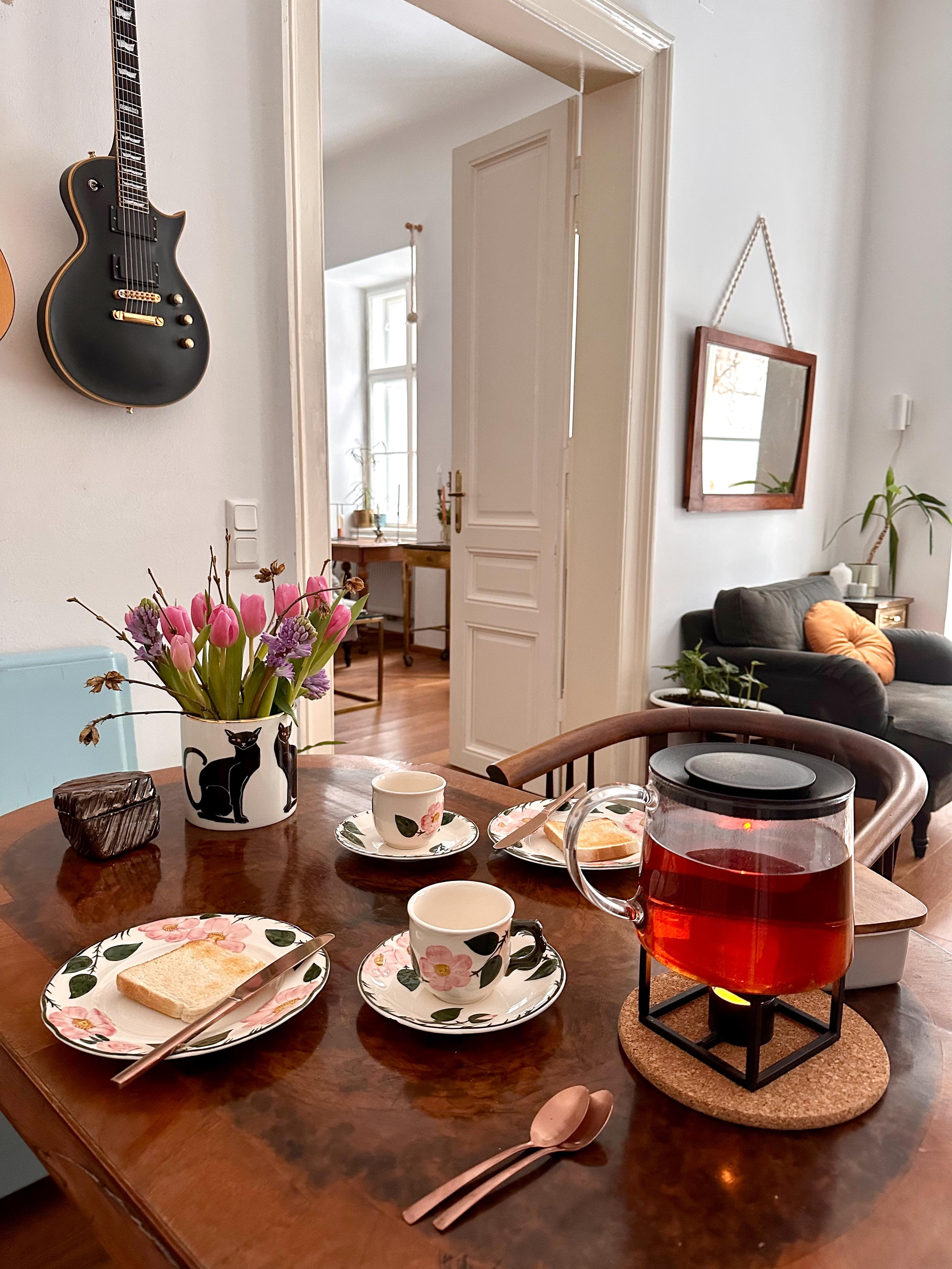 Frühstück :)

#frühstück #esstisch #tisch #wohnzimmer #vintage #geschirr #keramik
