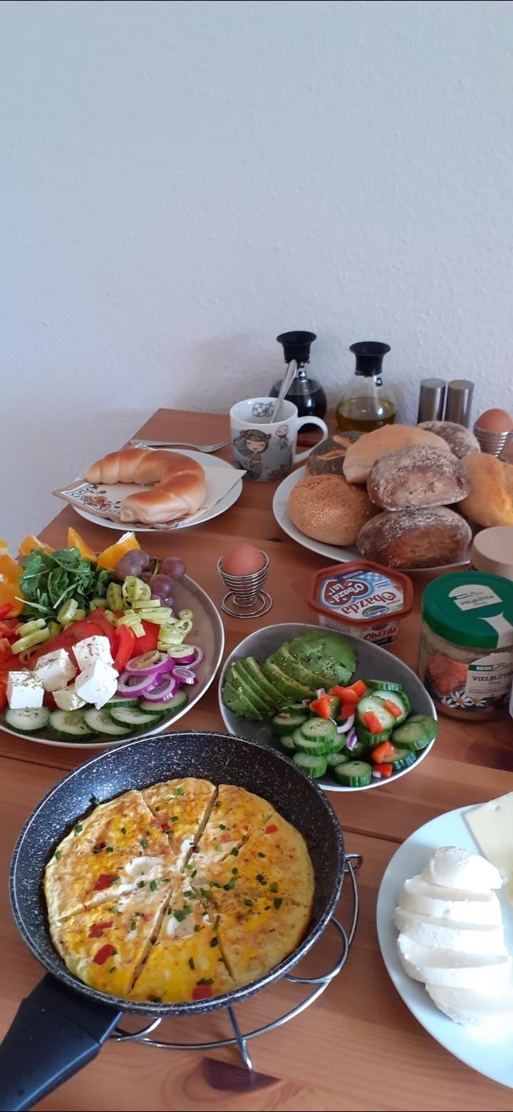 Frühstück am Sonntag 
#frühstück #tischdeko #brunch #frühstückstisch #tisch #lecker #avocado #brötchen
