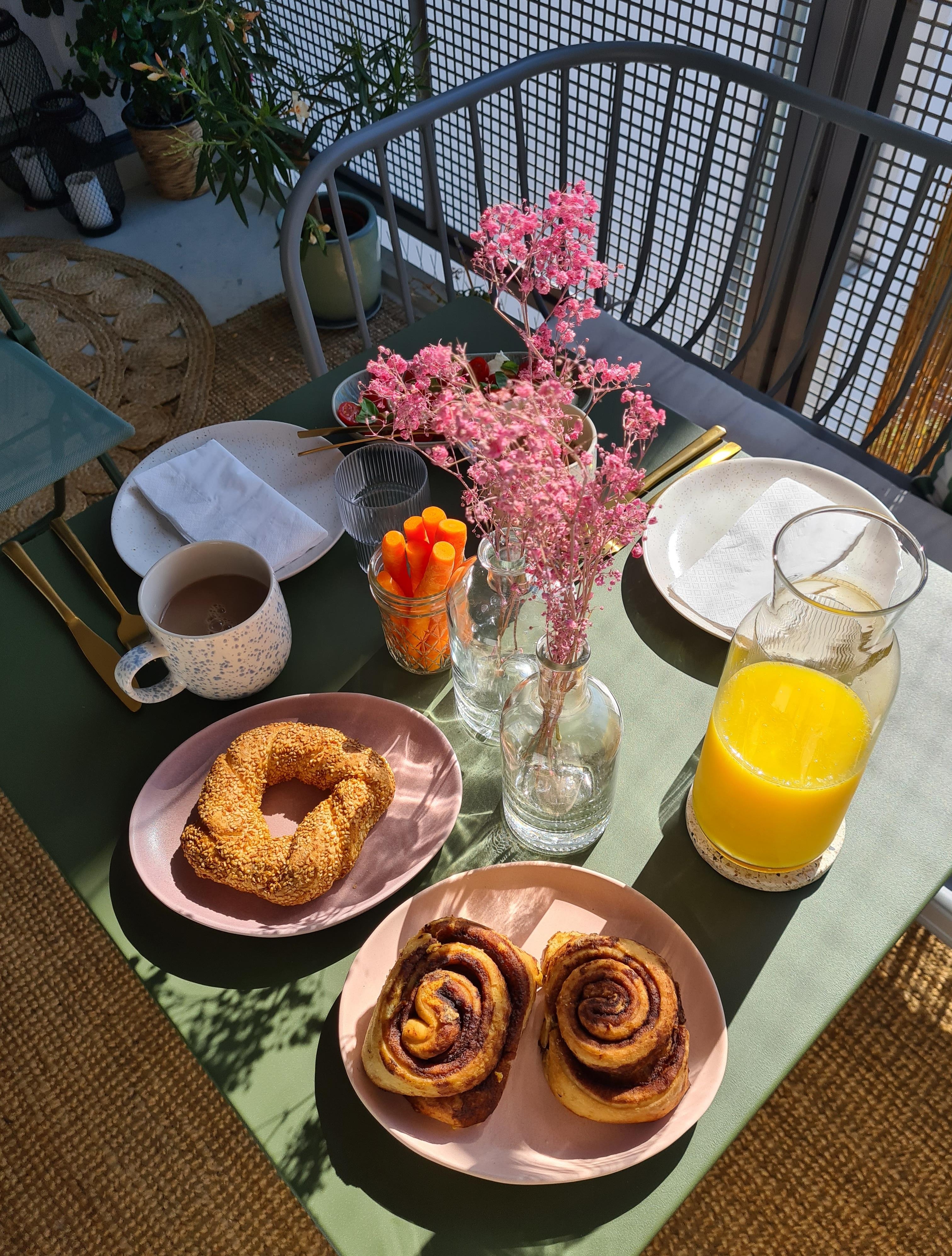 Frühstück auf Balkonien
#balkon #loggia #frühstück #brunch