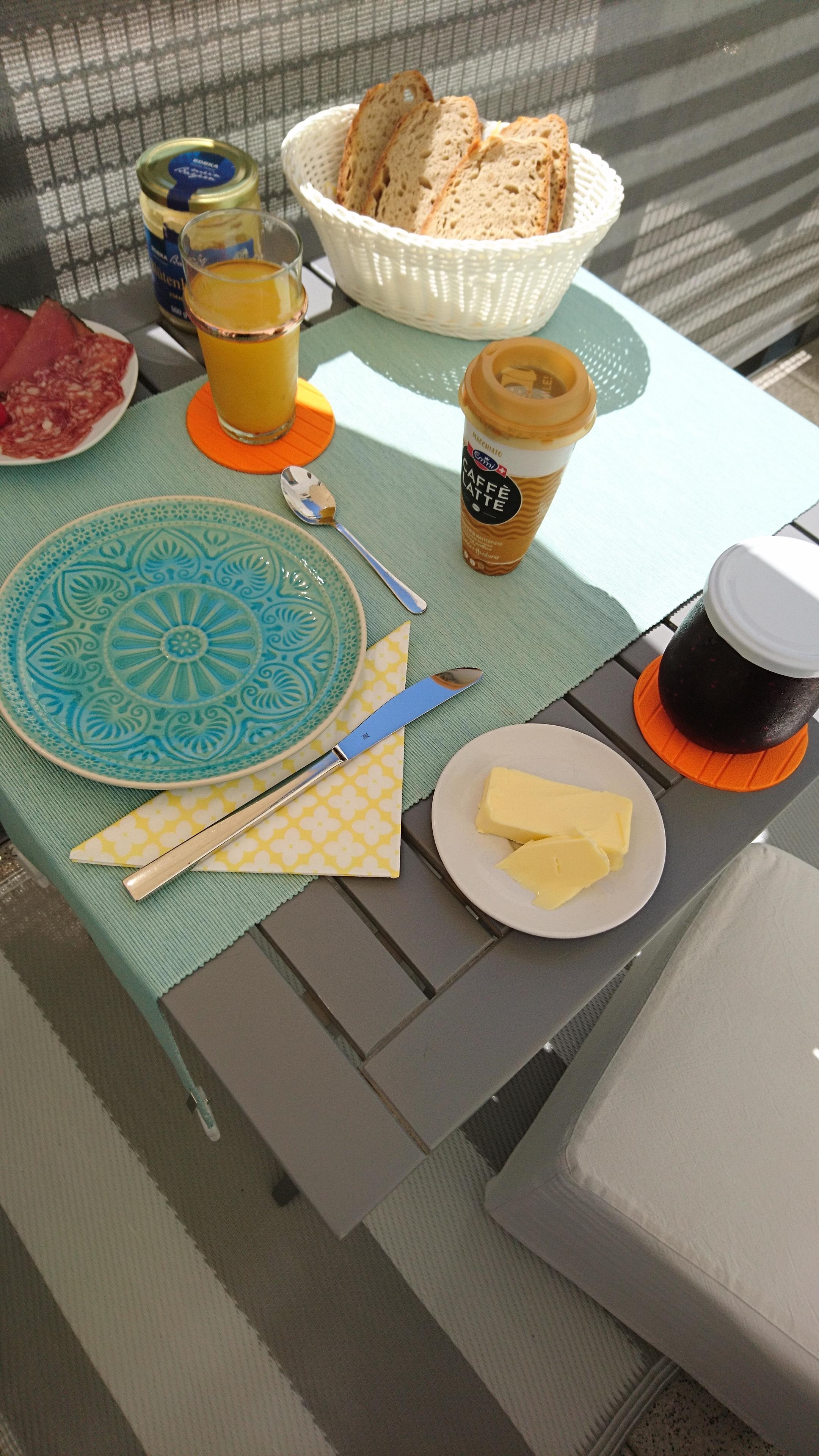 #Frühstück auf dem #Balkon
mit der selbstgemachten Waldfrucht Marmelade meiner lieben Nachbarin ☕

#türkis 