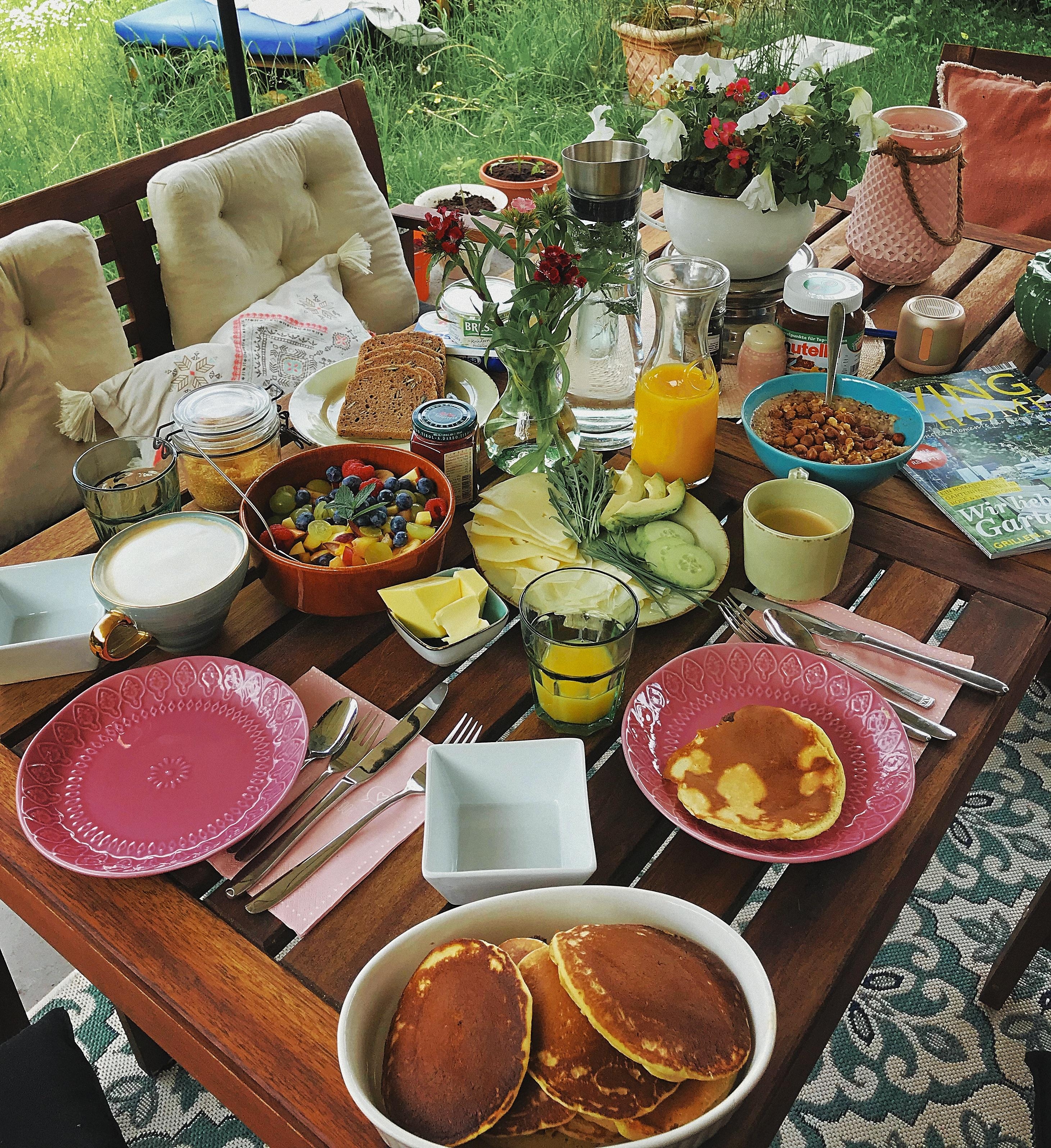Frühstück für meine Liebsten ❤️
#sunday #breakfast #garden #fruits #pancakes #healthyfood #summervibes