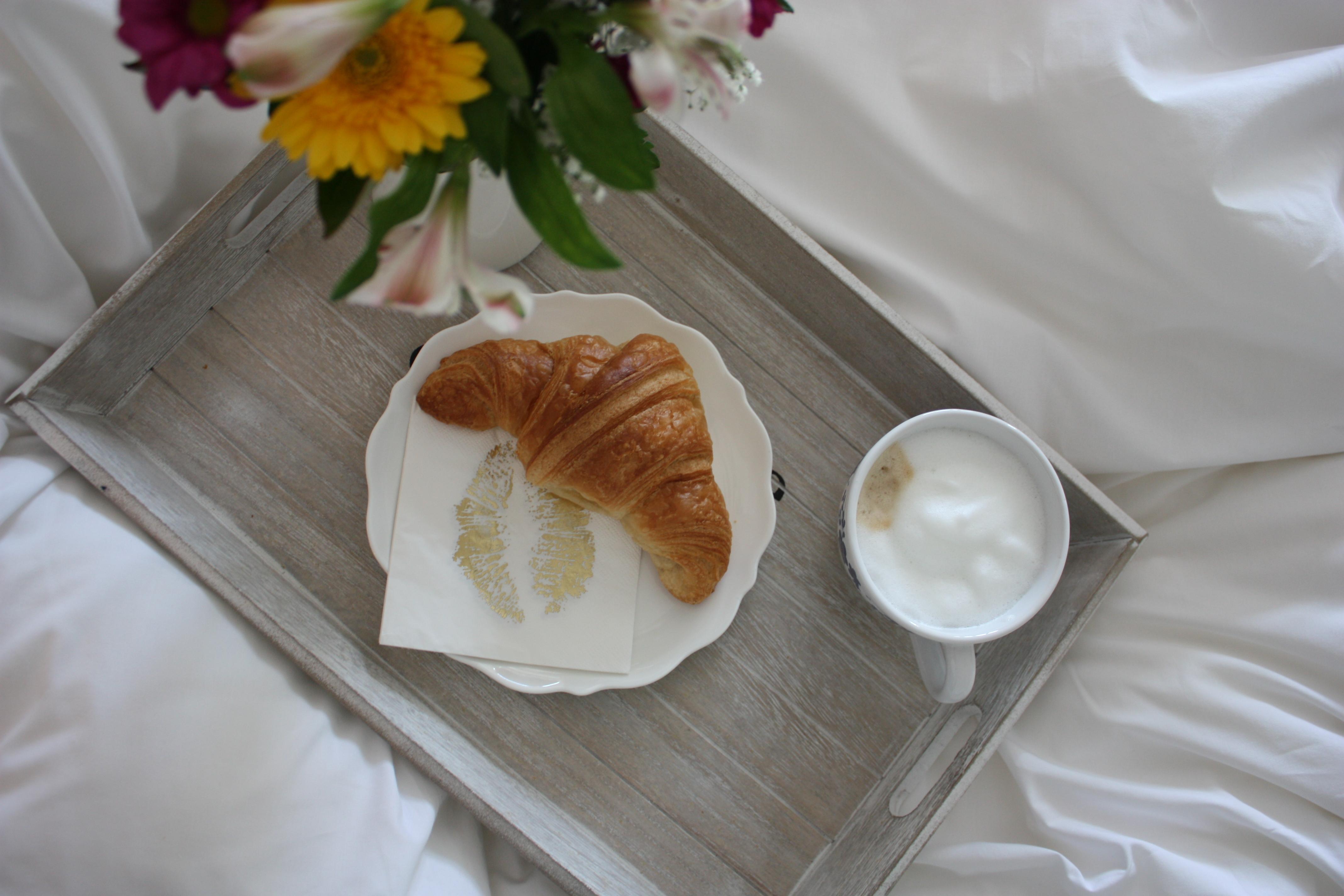 Frühstück im Bett #bett #boxspringbett ©Schlaraffia / Blütenzauber