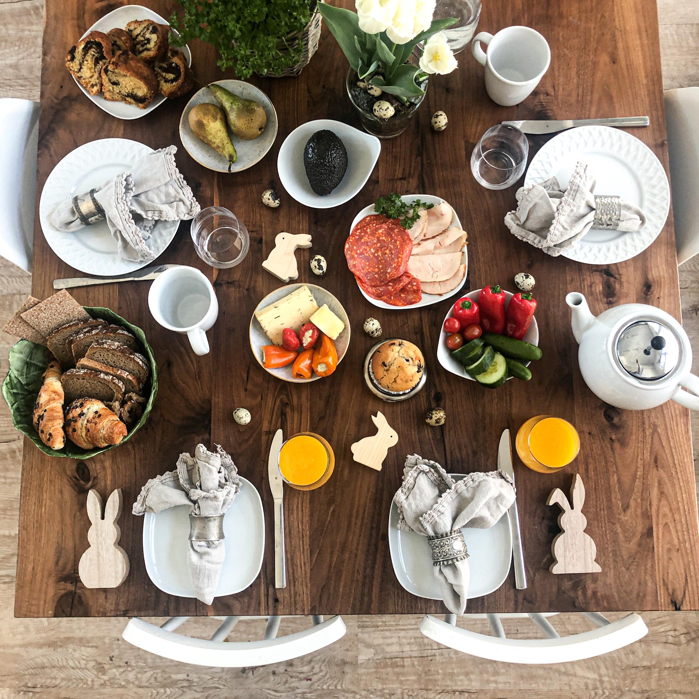 Frühstück ist fertig  #frühstück #familienzeit #brekkie #holztisch #januamöbel