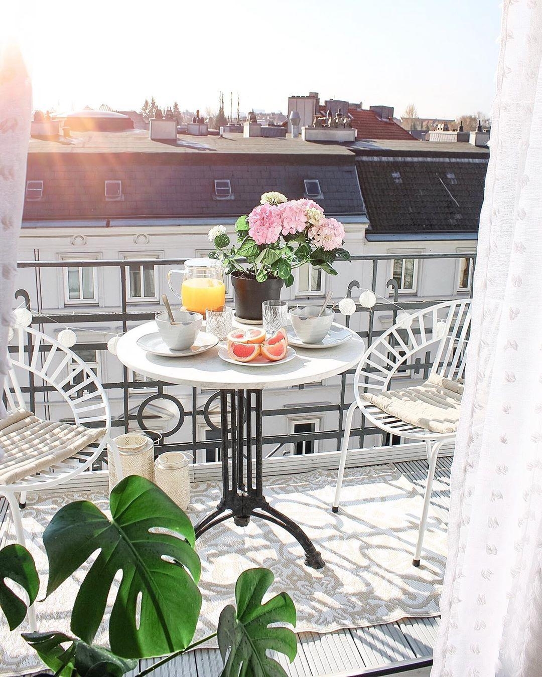 Frühstücken und die #Sonne genießen.🌞

#sitzecke #livingchallenge #balkon #stühle #blumen #altbau #deko #tisch #cozy