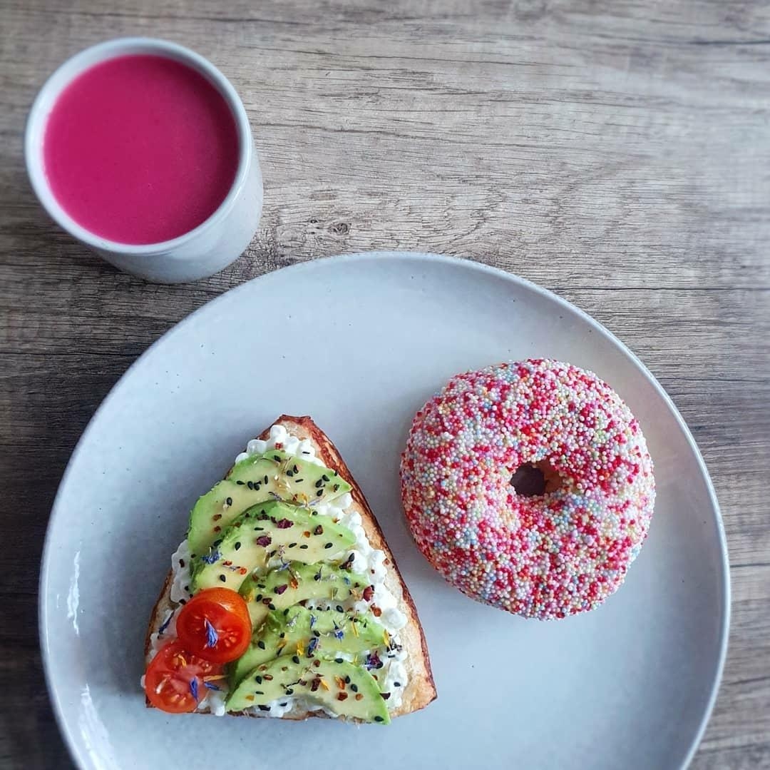#frühstückstisch #foodchallenge #pink #donut #avocado #smoothie