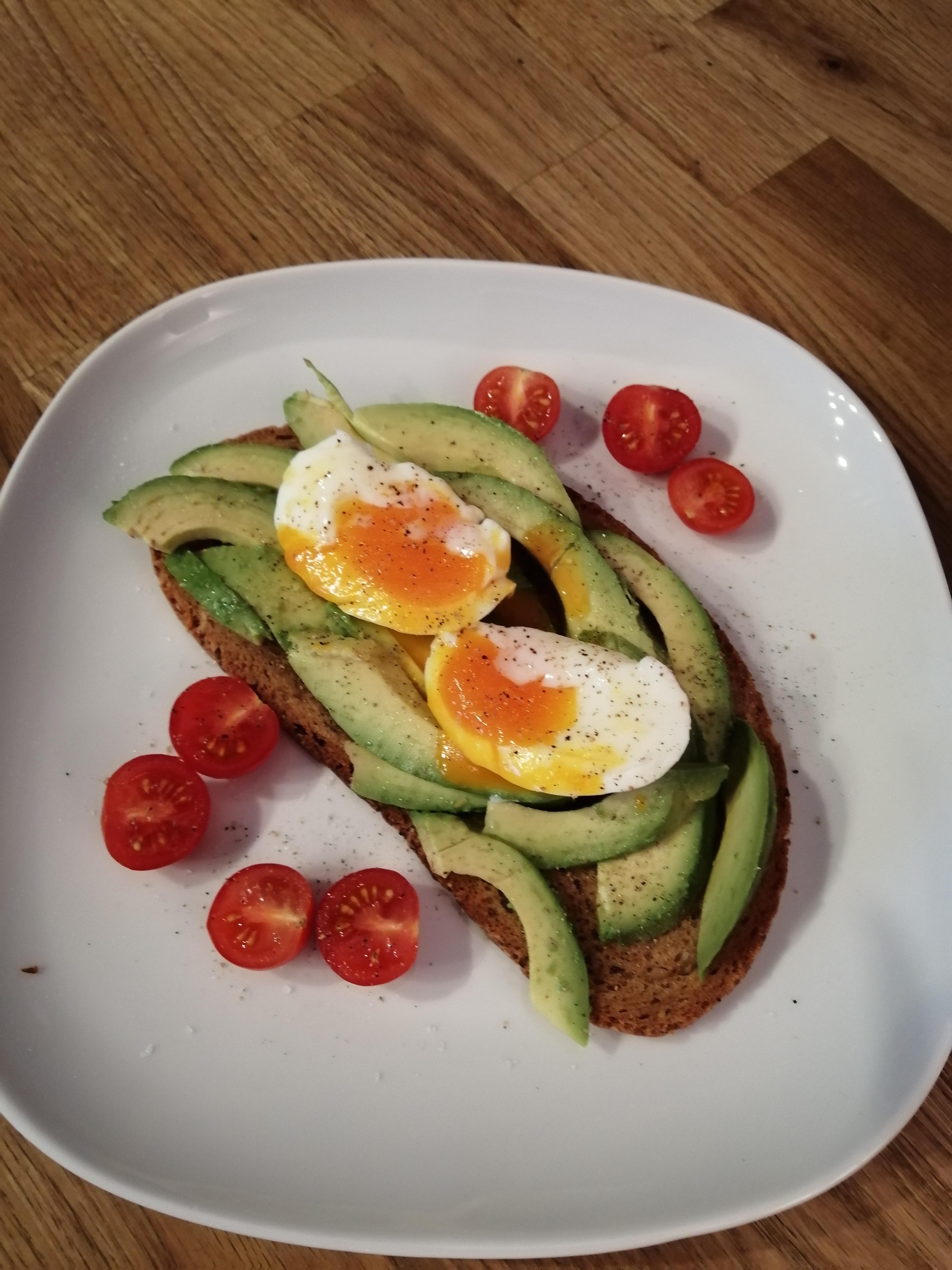 #frühstückstisch #livingchallenge
So sieht mein liebster Frühstückstisch aus...Avocado mit pochiertem Ei 