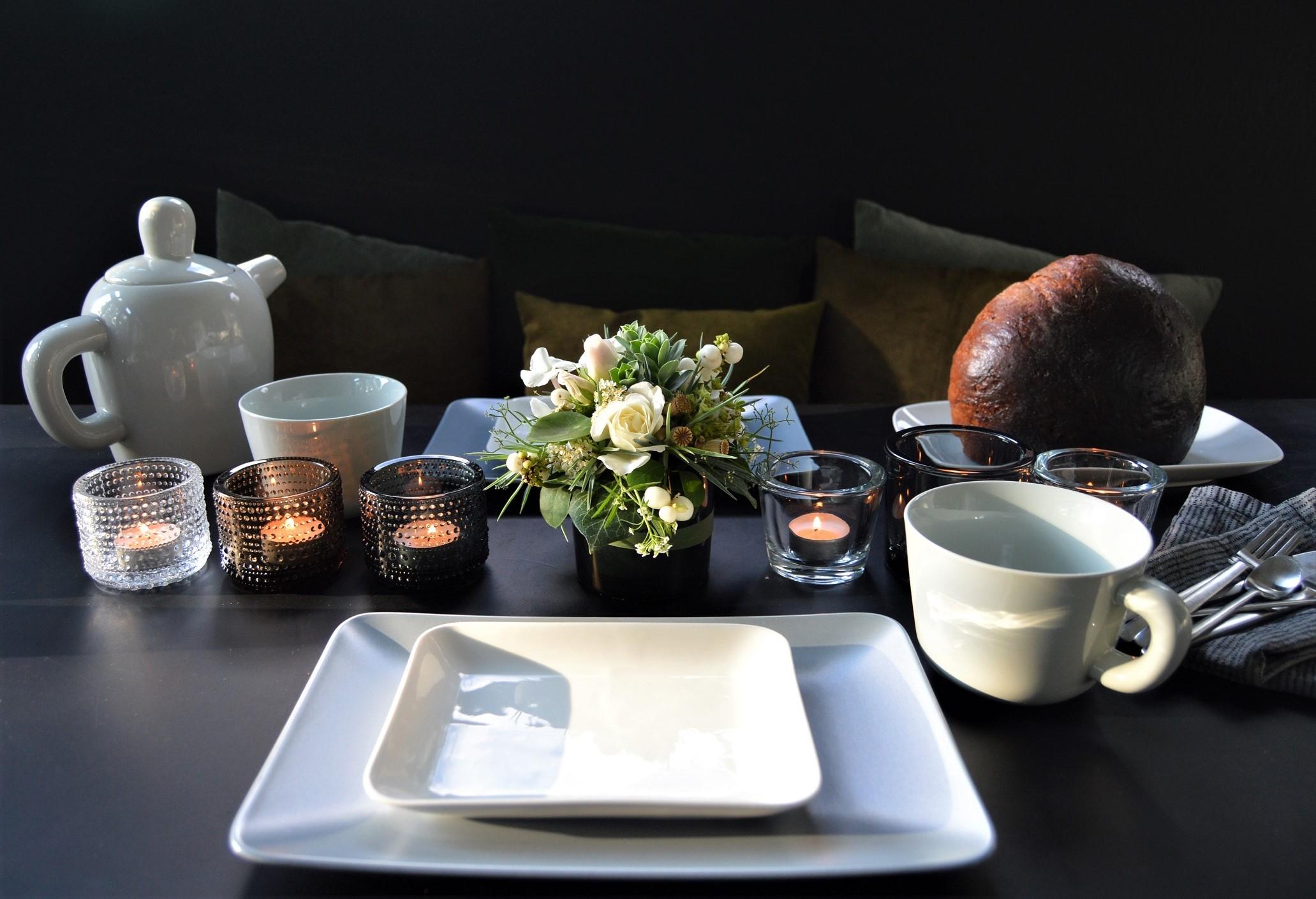 Frühstückstisch mit kleinem #diy Blumengesteck im #Teelichtglas #Tischdeko #muuto #sundaymood