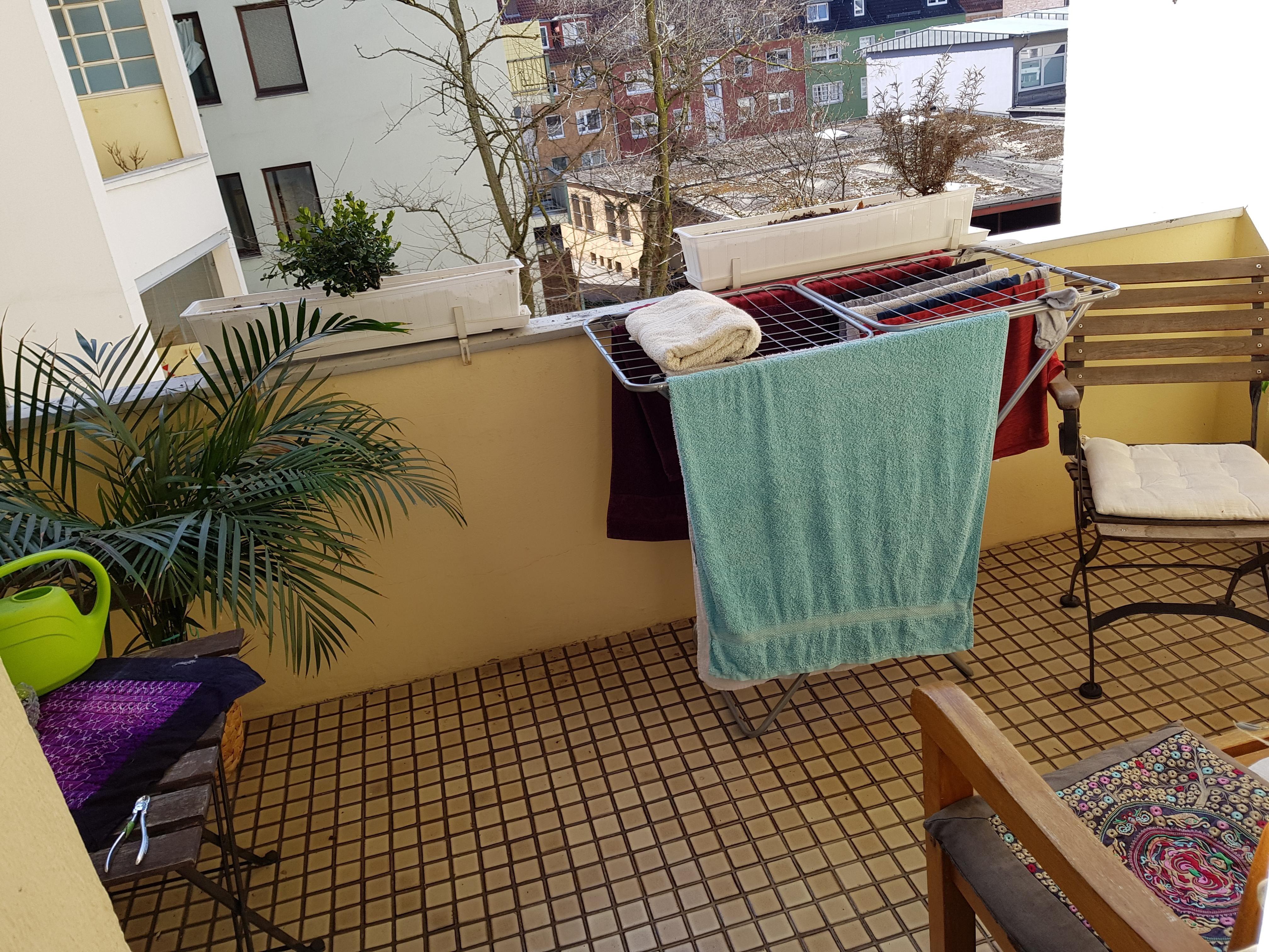 Für dieses Trauerspiel von einem Balkon würde ich mir eine verträumte -arabisch exotische Oase wünschen.