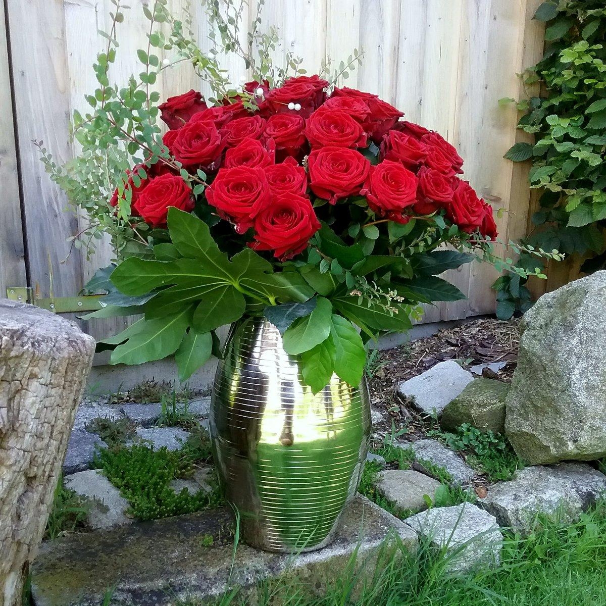 Für jede #Blume das richtige #Gefäß ! prächtiger #Rosenstrauß in einer #Bodenvase aus #Metall 