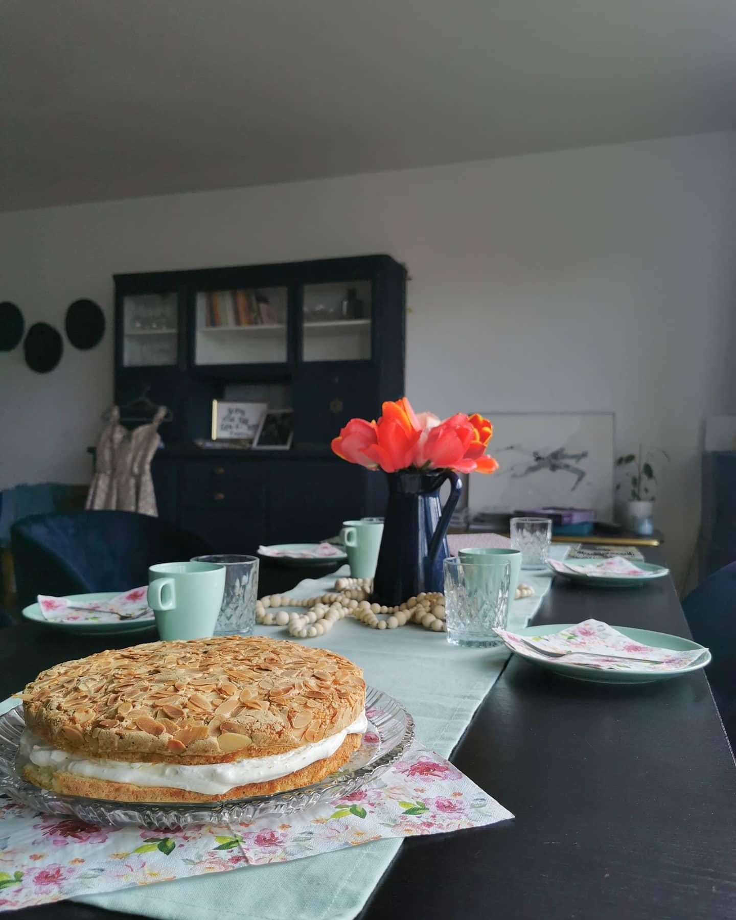 Für Oma und Opa gibt es auch selbst gebackenen Kuchen ❤️ #kaffeeundkuchen #ostern #frühling #tulpen #frischeblumen 