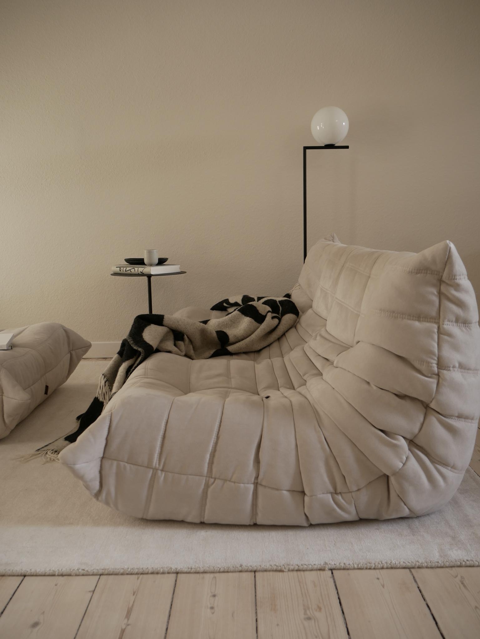 Füße hochlegen genau hier..  #couchstyle #altbau #interiordesign #homestyle #littlebreak #sofaliebe #togosofa