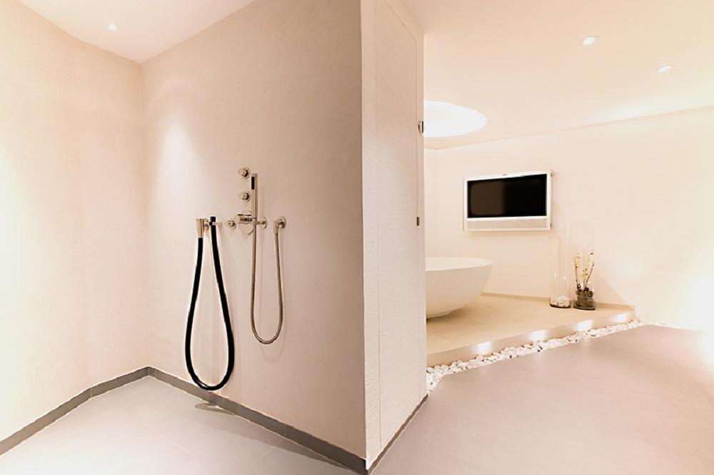 Fugenlose Dusche im Wellnessbad #freistehendebadewanne ©WAND 1