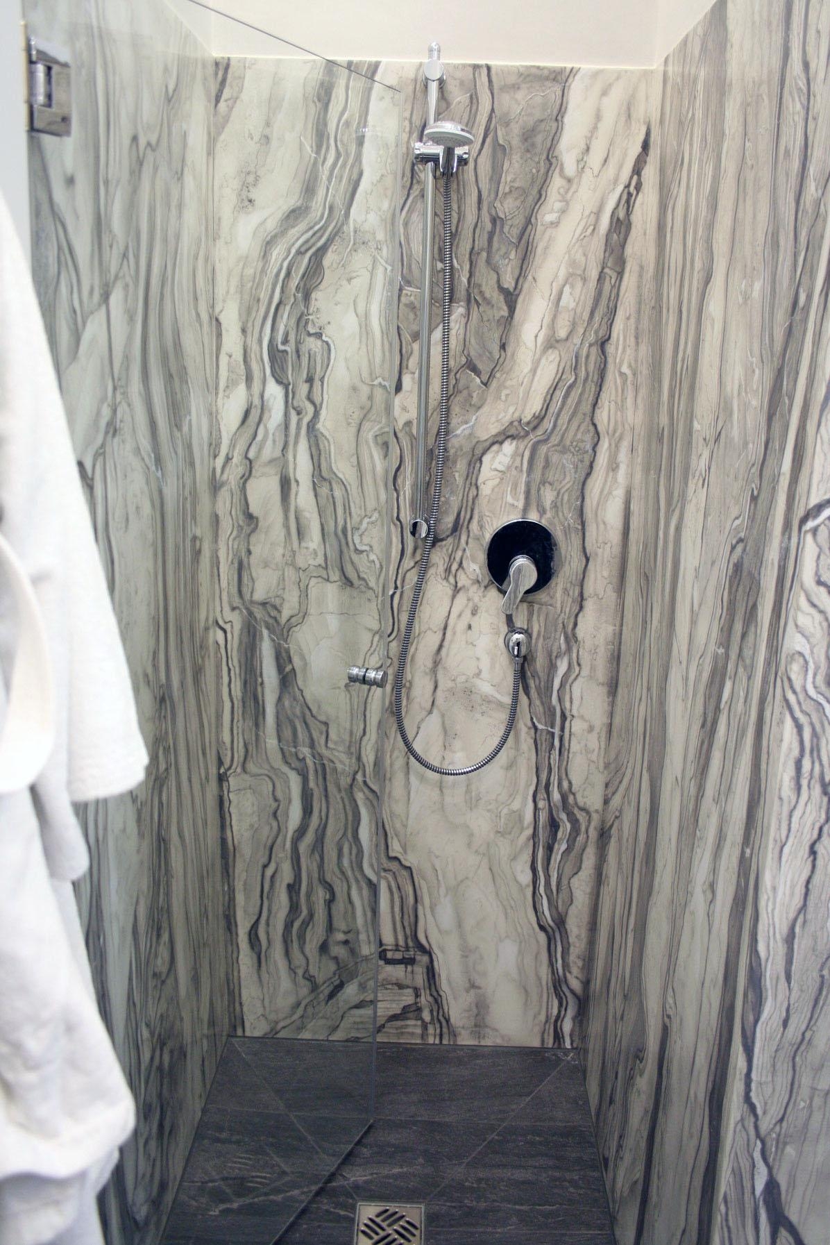 Fugenloses Bad
Wandgestaltung Marmorierung Dusche in Arabescato