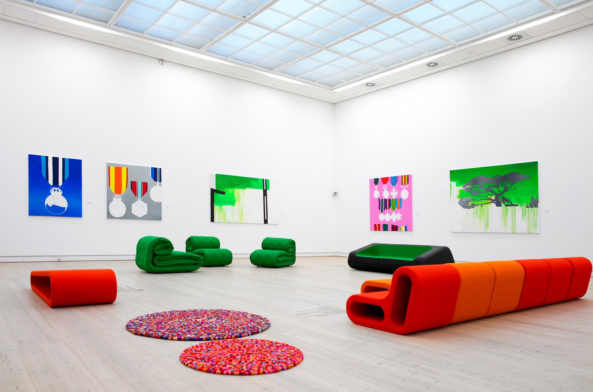 Futuristische Wohnwelt #sessel #sofa #orangefarbenessofa #grünessofa ©Hay
