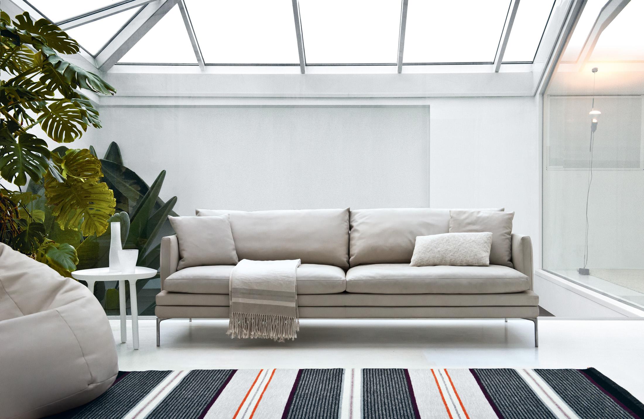 Futuristisches Glashaus #beistelltisch #teppich #sofa #gestreifterteppich #sitzsack #tisch #futuristisch #glashaus ©Zanotta