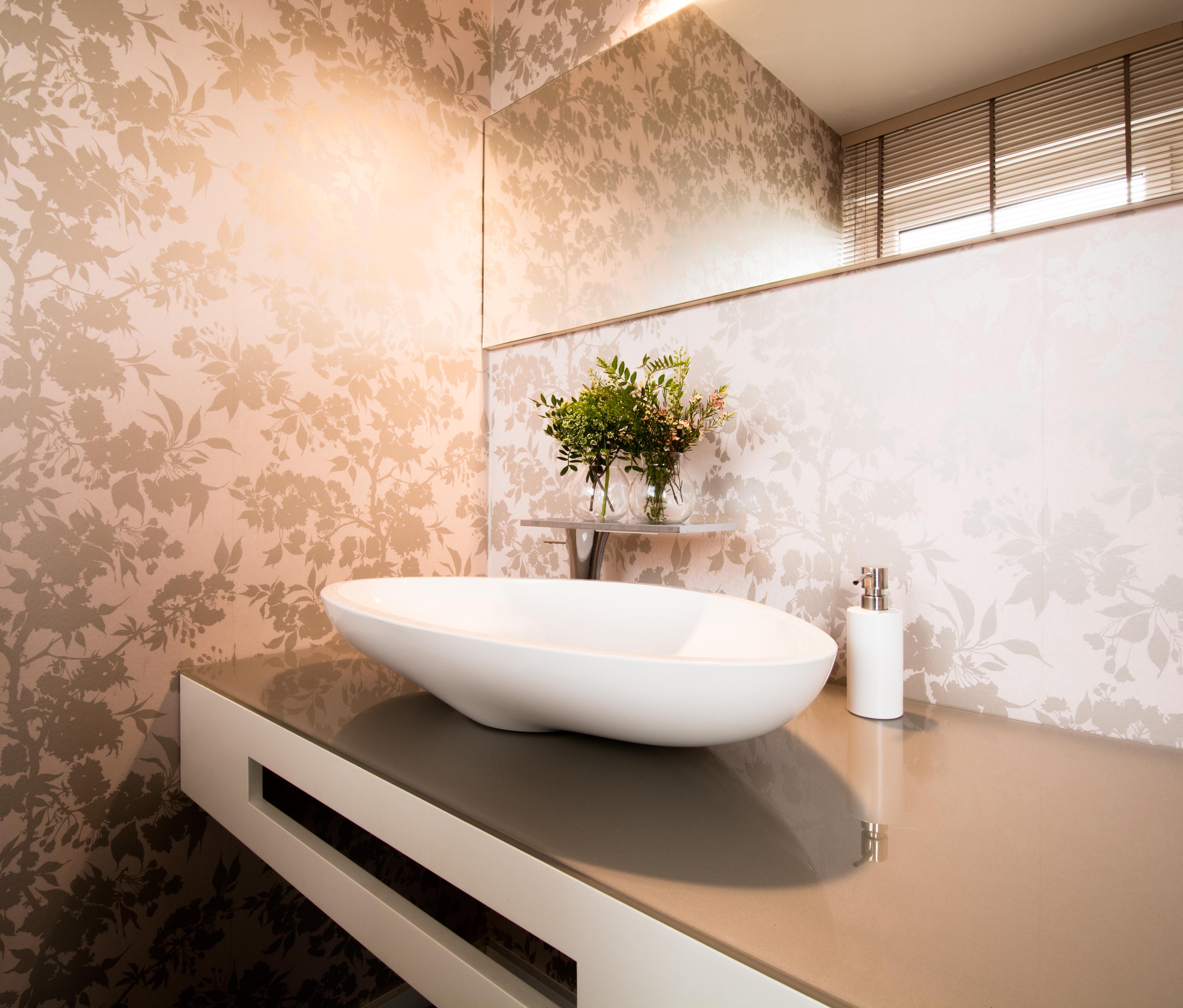 Gäste-WC #badezimmer #romantischetapete #freistehenderwaschtisch ©Luna Homestaging