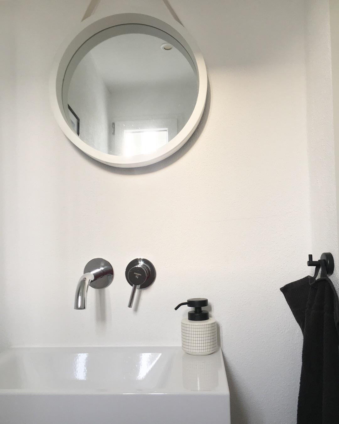 #gästewc #handwaschbecken #kleineswc #renoviert #spiegel #seifenspender #blackandwhite #schwarzweiss #armatur