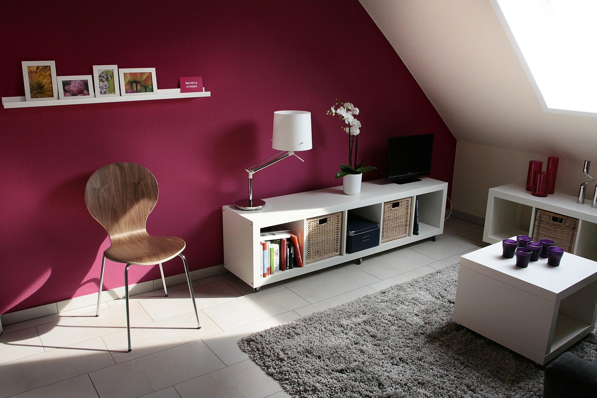 Gästezimmer mit Akzentwand in der Farbe Orchidee #gästezimmer #sideboard #lowboard ©Feinarbeit Wohnberatung/Th.Finster