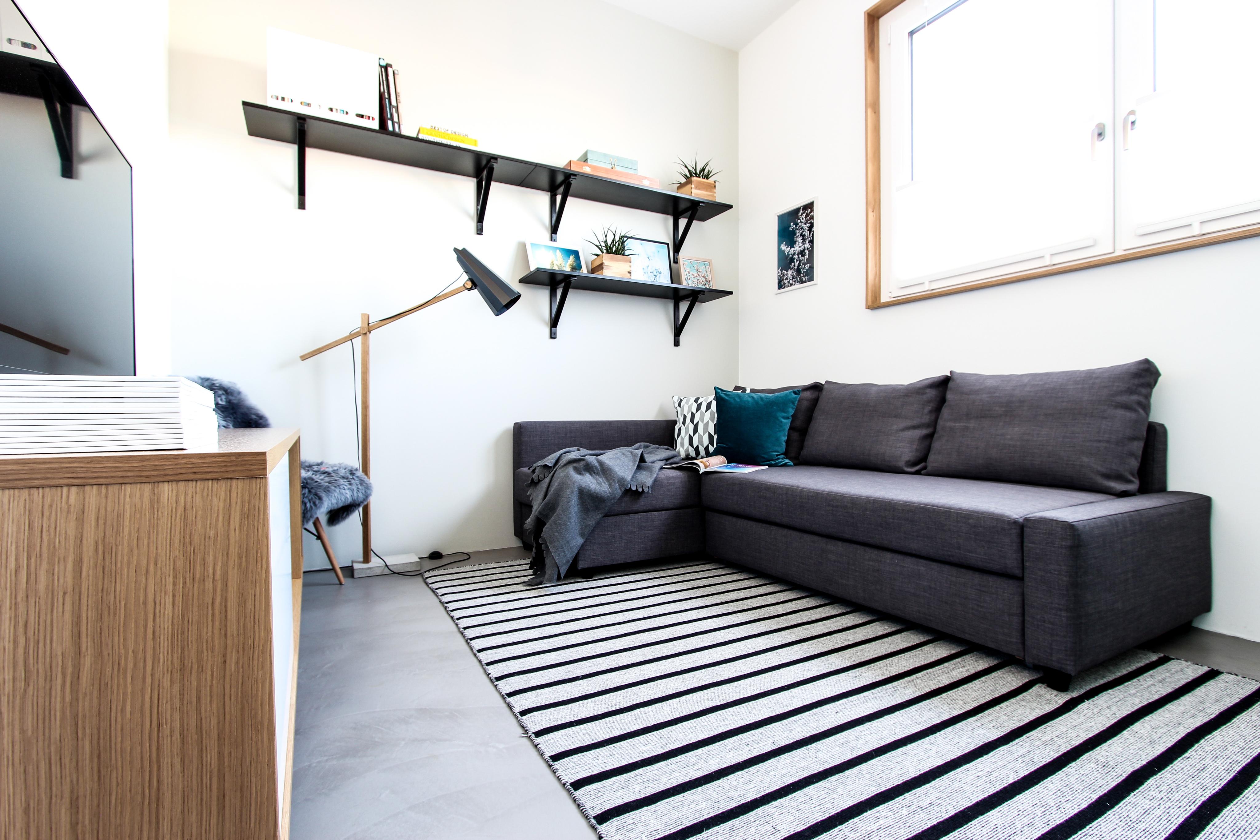 Gästezimmer mit Retro-Charm #teppich #sideboard ©EXTRAVIEL office & home design