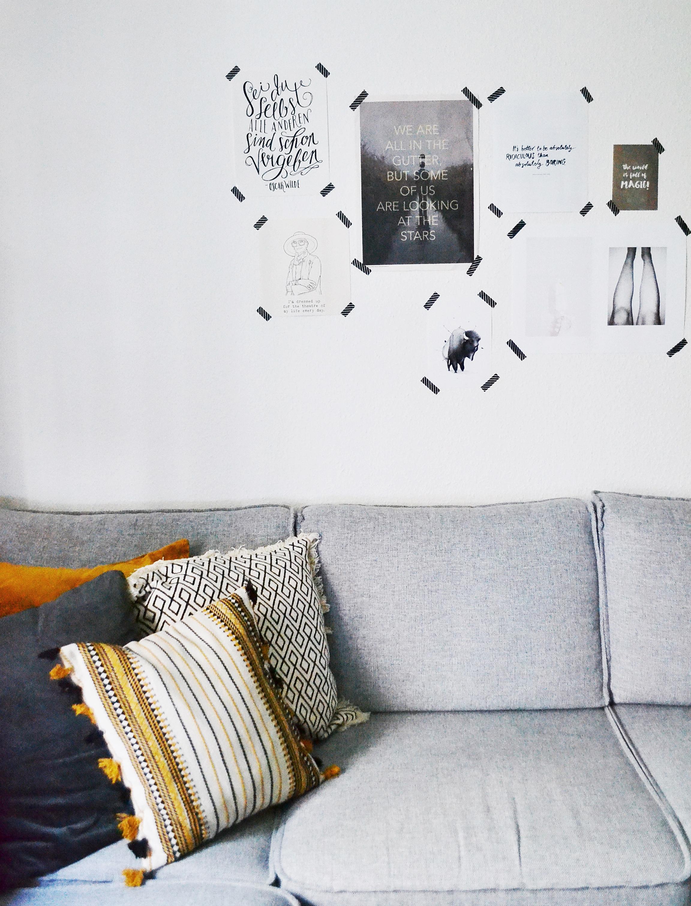 #Gallerywall im #Wohnzimmer! #gemütlicheswohnzimmer
 #bilderwand #maskingtape #wandgestaltung #sofa #diywanddeko #diywandgestaltung #postkartendekoidee