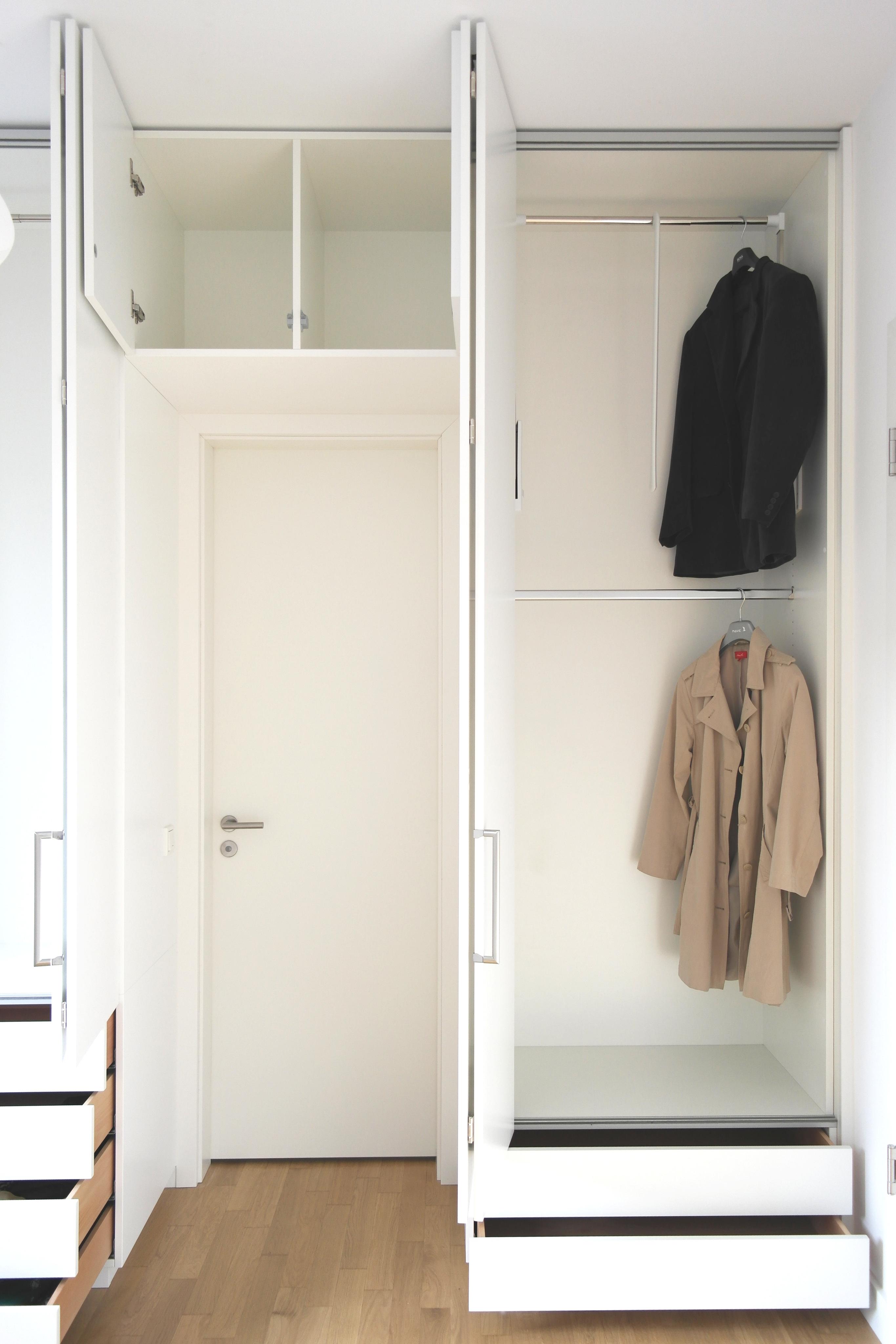 GANTZ Kleiderschrank mit Faltschiebetür und Kleiderlift #faltschiebetür #kleiderschrank ©Gantz