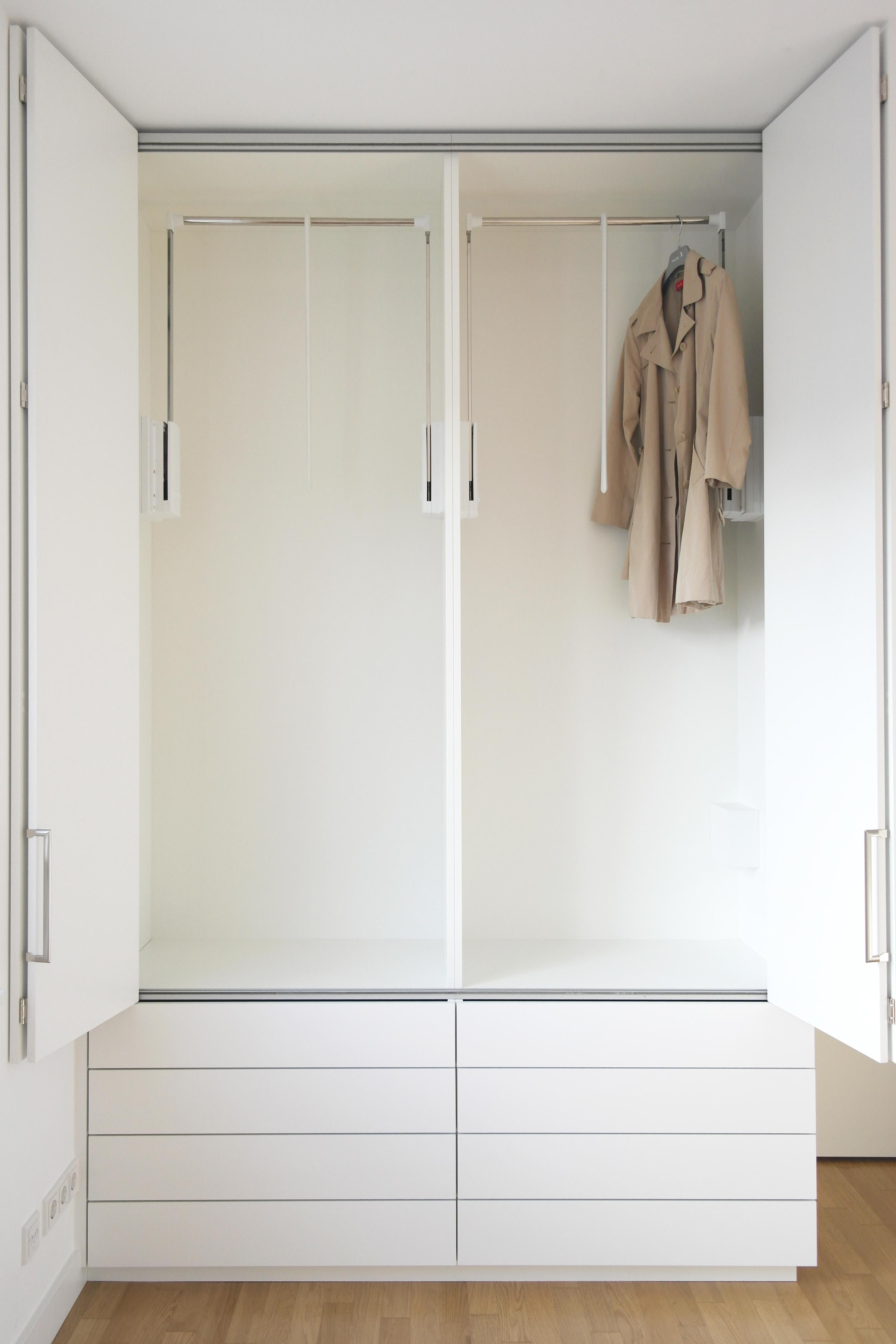 GANTZ Kleiderschrank mit Faltschiebetüren und Kleiderliften #faltschiebetür #aufbewahrung #kleiderschrank ©Gantz