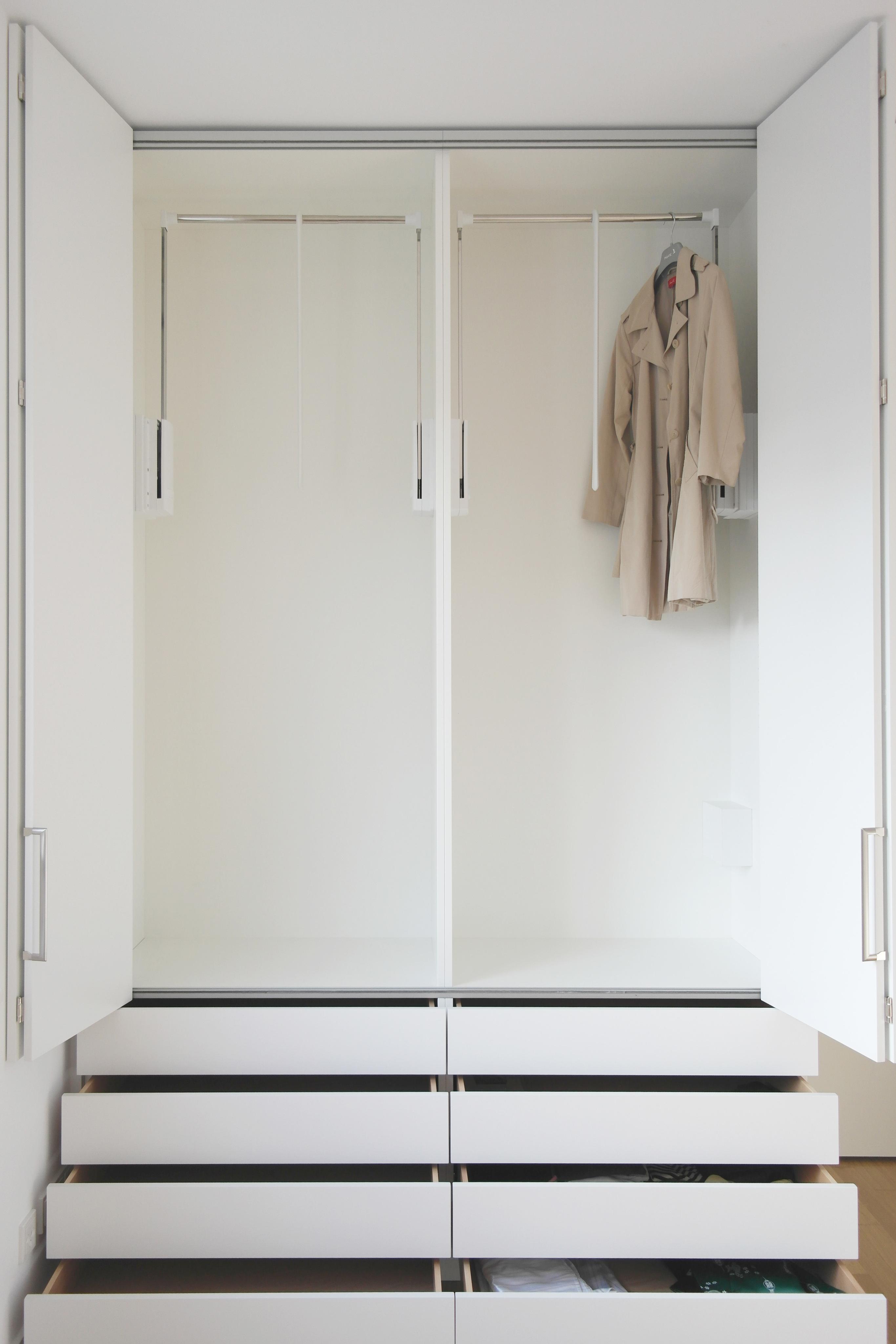 GANTZ Kleiderschrank mit Faltschiebetüren und Schubladen #faltschiebetür #kleiderschrank ©Gantz