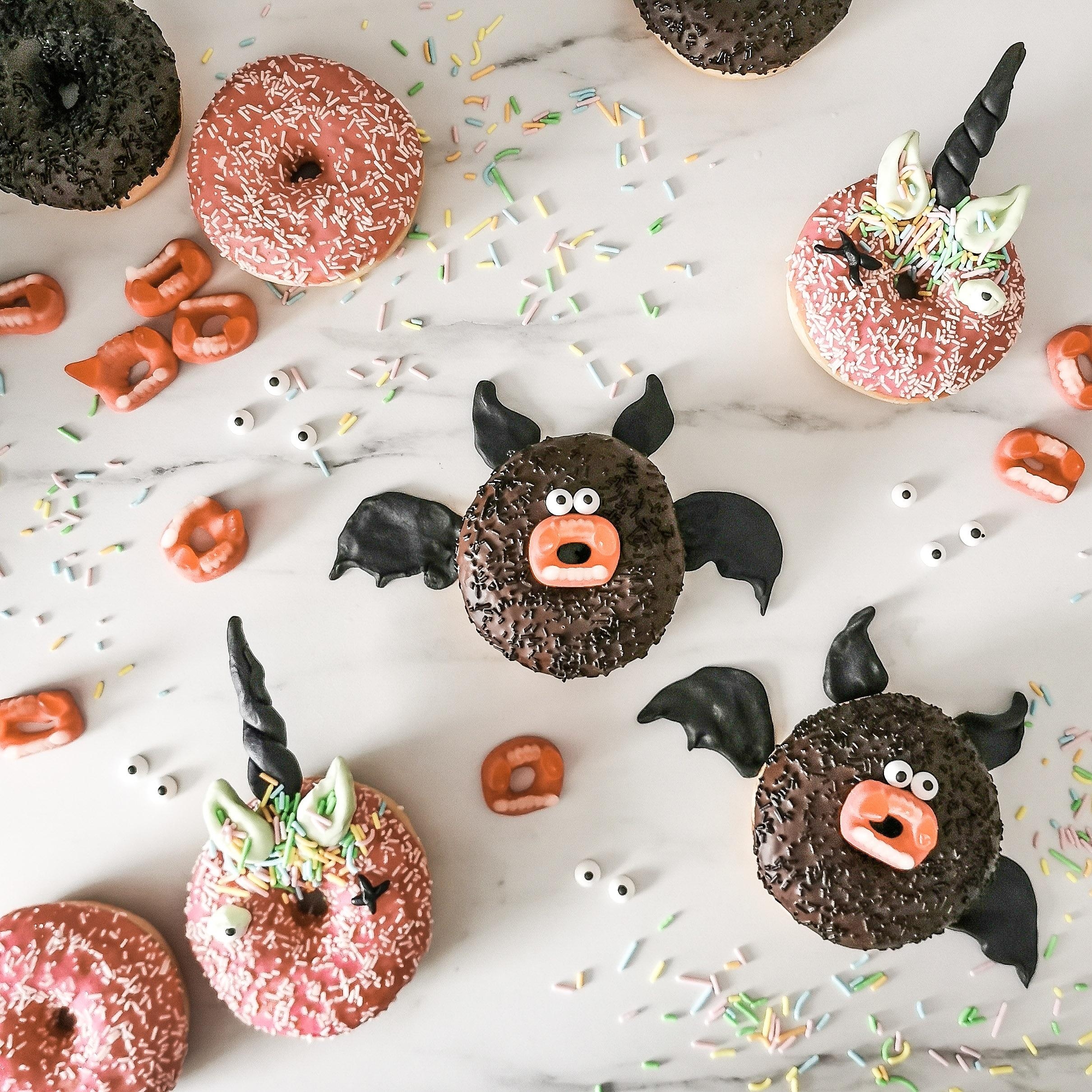 Ganz einfach gemacht: Gepimpte Fledermaus- und Zombie-Einhorn-Donuts #lieblingsgericht #donuts #sweetsandtreats