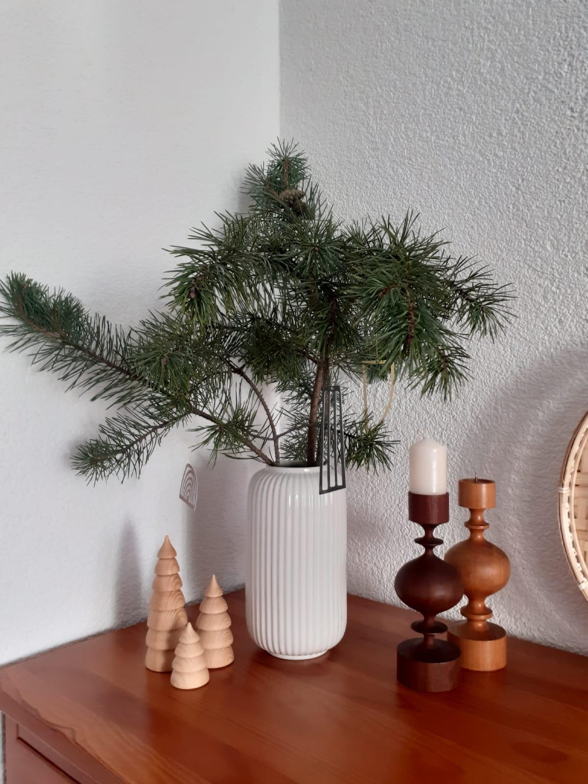 Ganz natürlich: Holz & Grünes
#advent #weihnachtsdeko #bäumchen #kerzenhalter #kiefer 