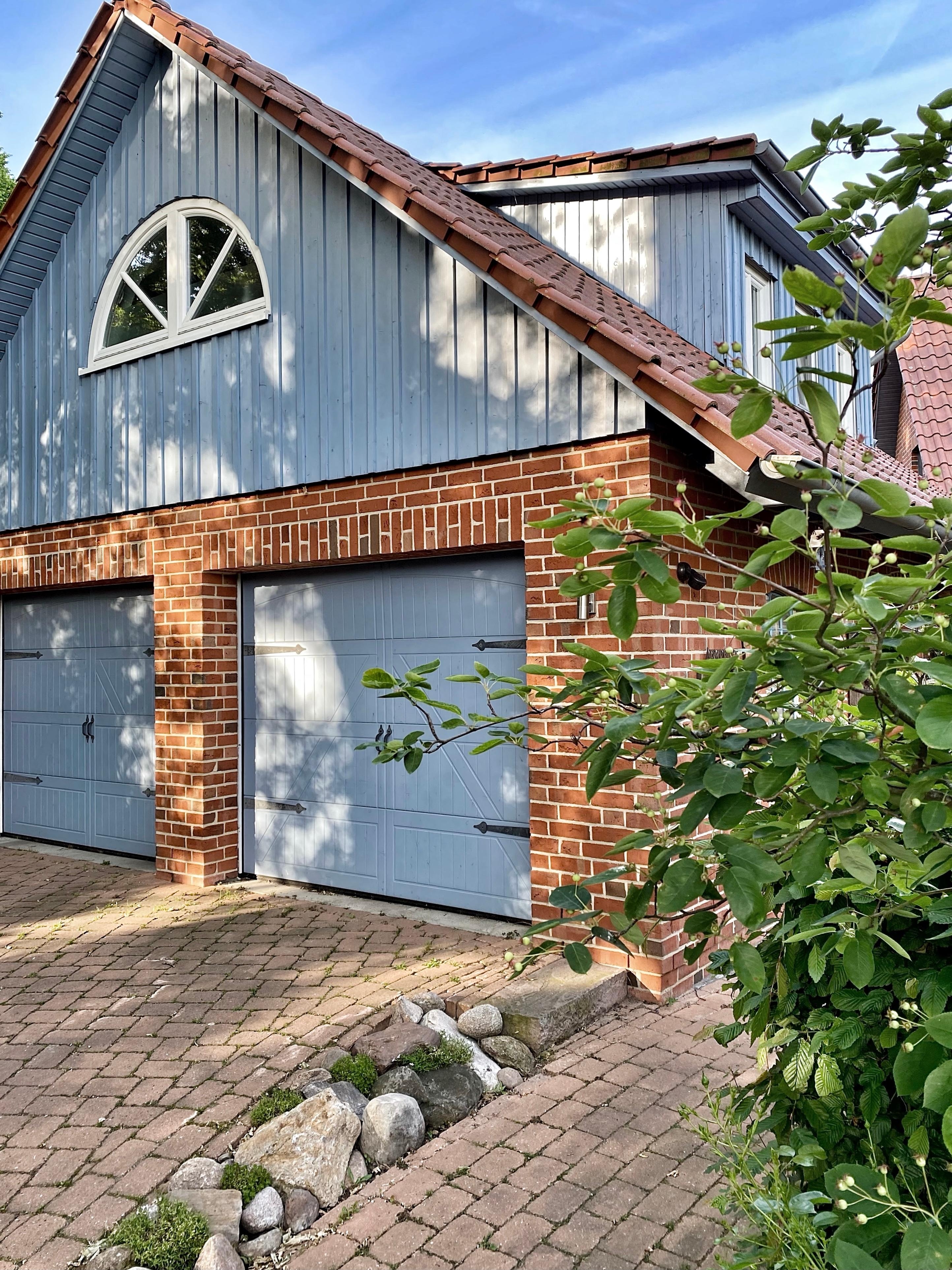 #garage #abendsonne #schleppgaube #halbrundfenster 