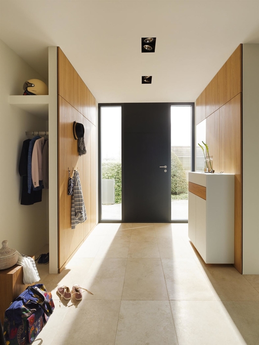 Garderobe hinter der Trennwand aus Holz #ablage #auf...