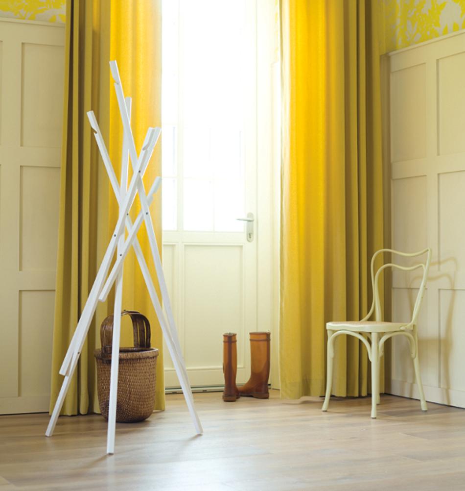 Garderobe in Weiß und Gelb #stuhl #garderobe #weißerstuhl #weißegarderobe #garderobenständer #gelbervorhang ©schönbuch