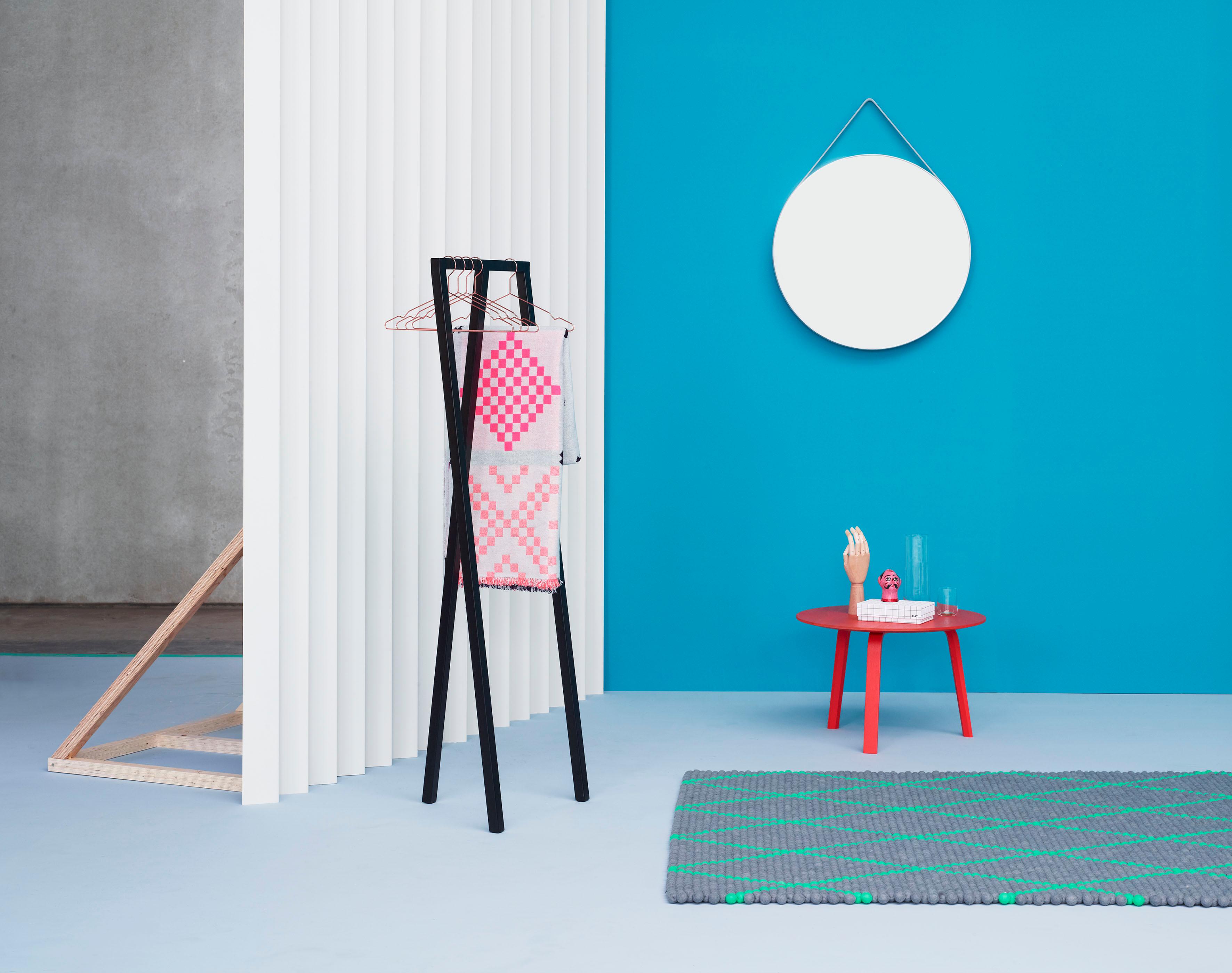 Garderobe "Loop Stand" #beistelltisch #teppich #spiegel #runderspiegel #raumteiler #tisch #blauewandfarbe ©Hay