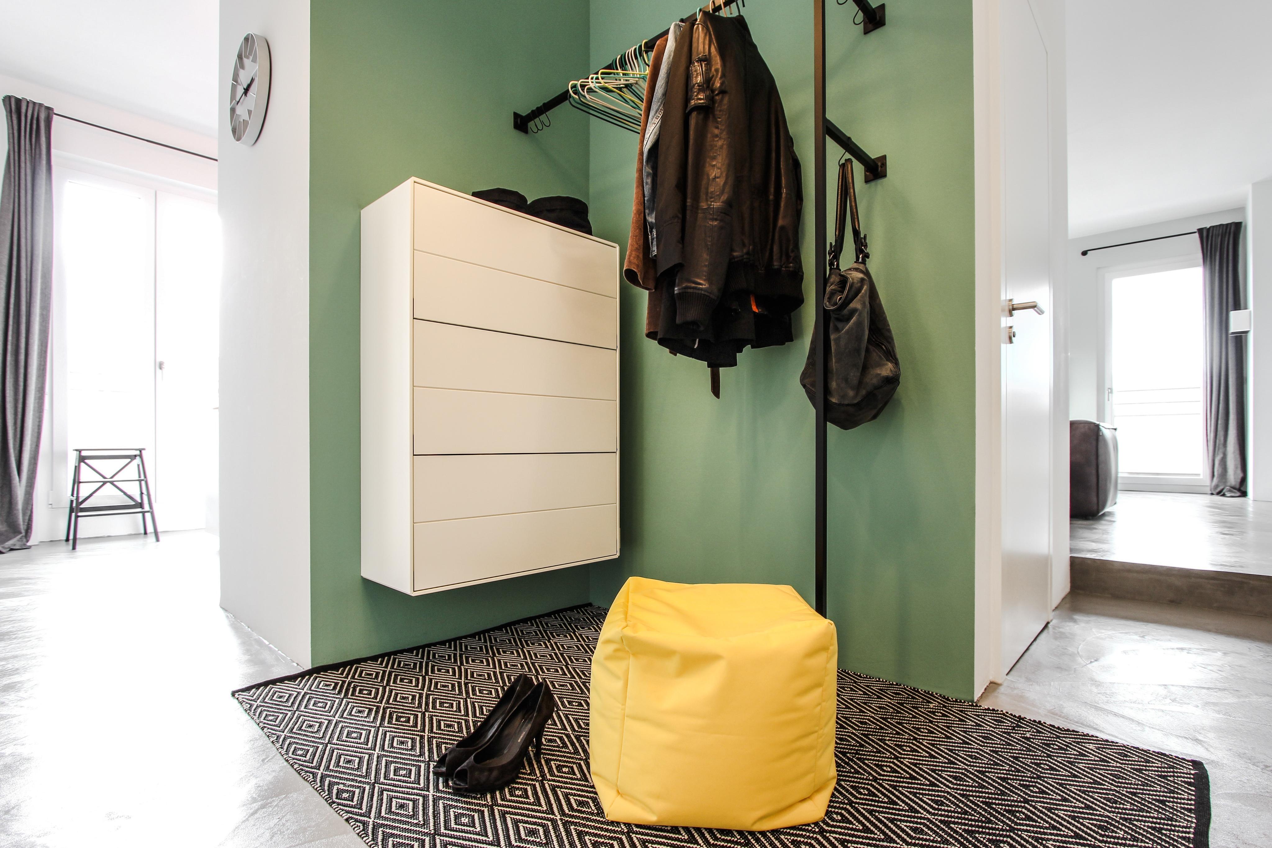 Garderobe mit Akzentfarbe #teppich #garderobe #schuhschrank ©EXTRAVIEL office & home design