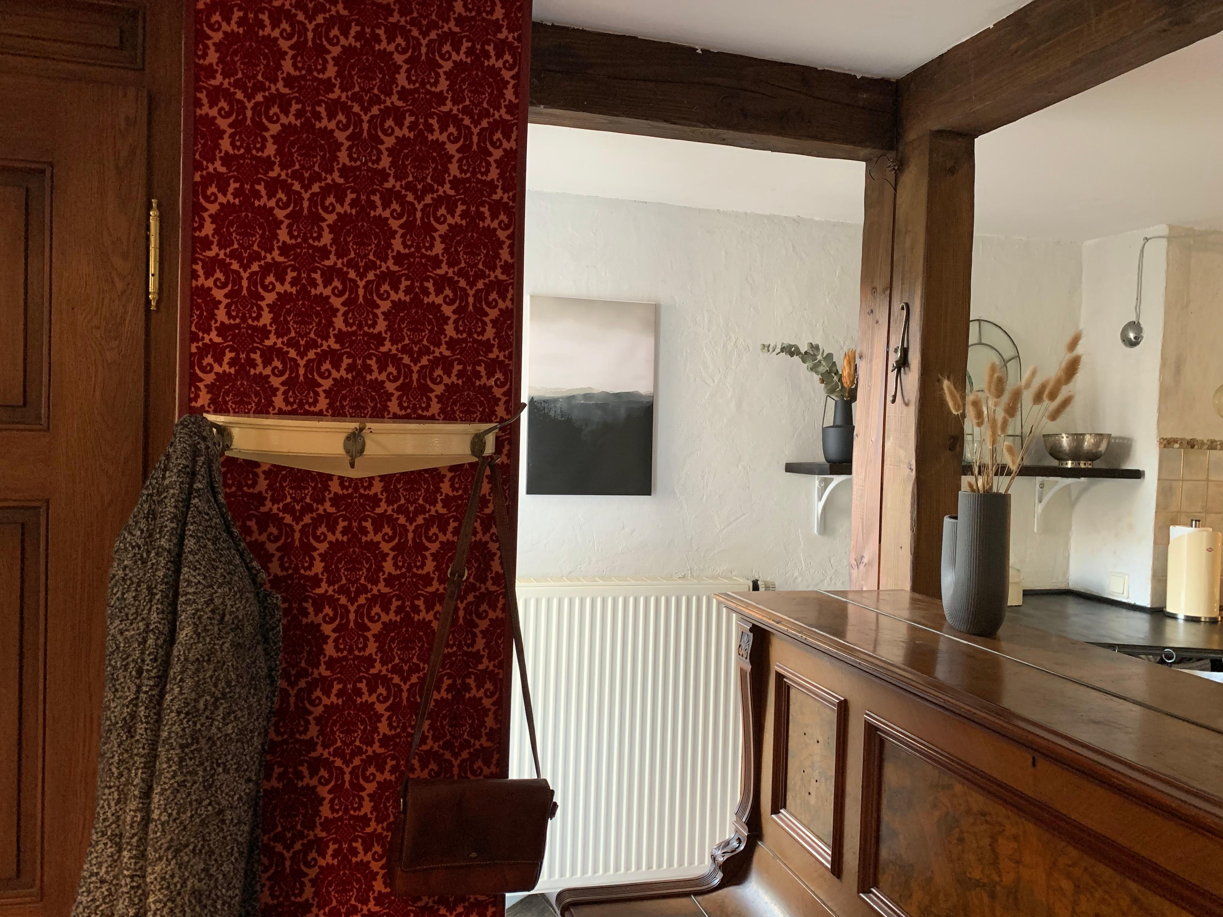 Garderobe mit Blick in die Küche mit antiker Tapete #altbauliebe #vintage #Garderobe
