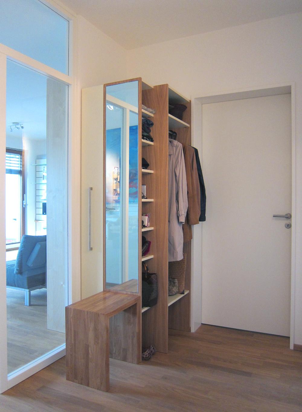 Garderobe mit Schuhschrank #spiegel #garderobe #laminat #holzgarderobe #schuhschrank ©Birgit Hansen