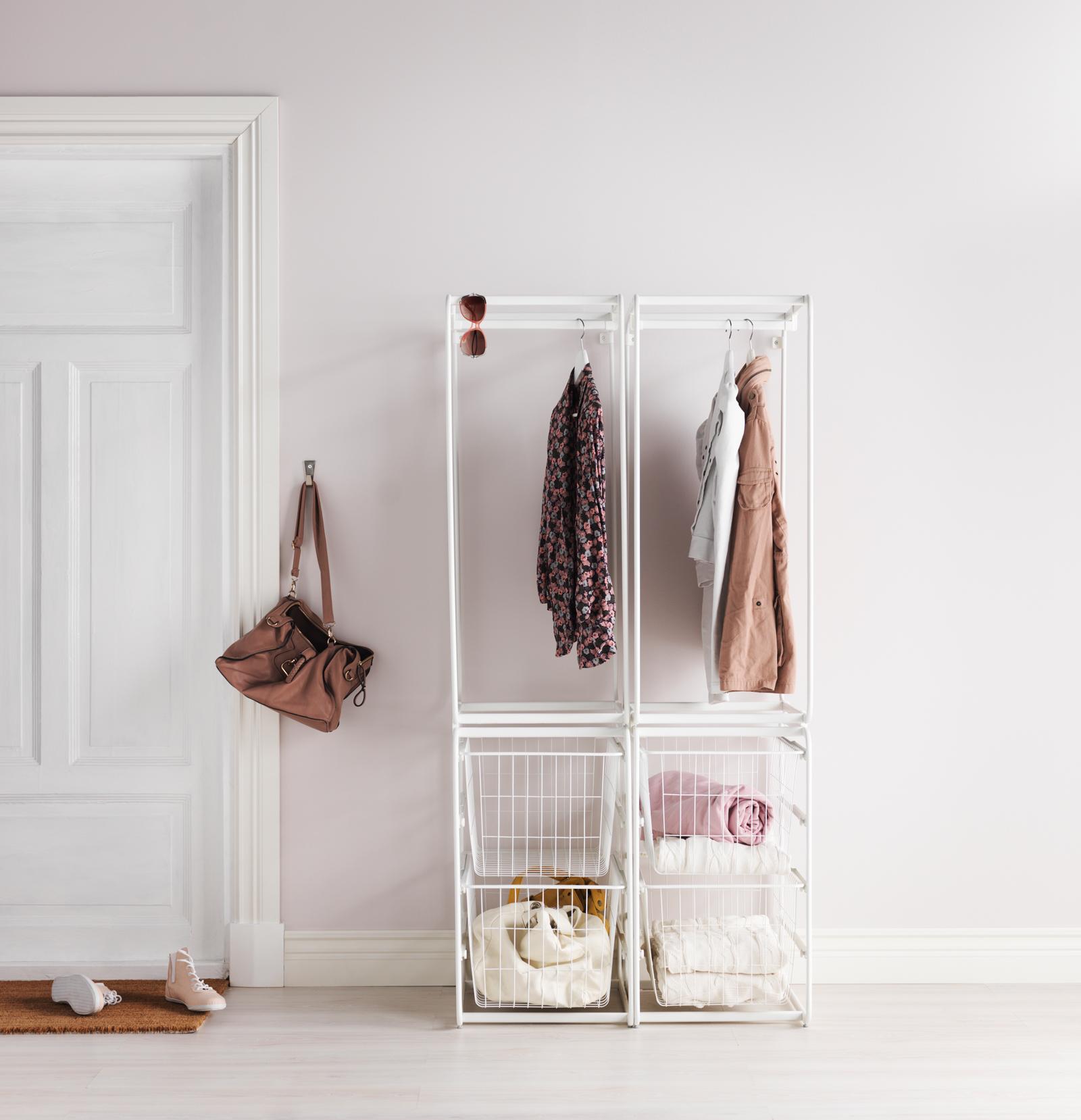 Garderobensystem im Flur #ikea #laminat #garderobenständer #fluraufbewahrung ©Inter IKEA Systems B.V.