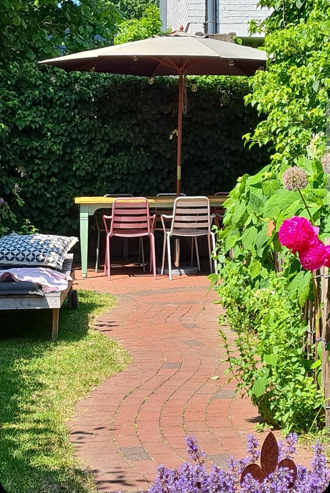 #Garten #gartenmöbel #Terrasse #farbenfroh #bauerngarten #sommer