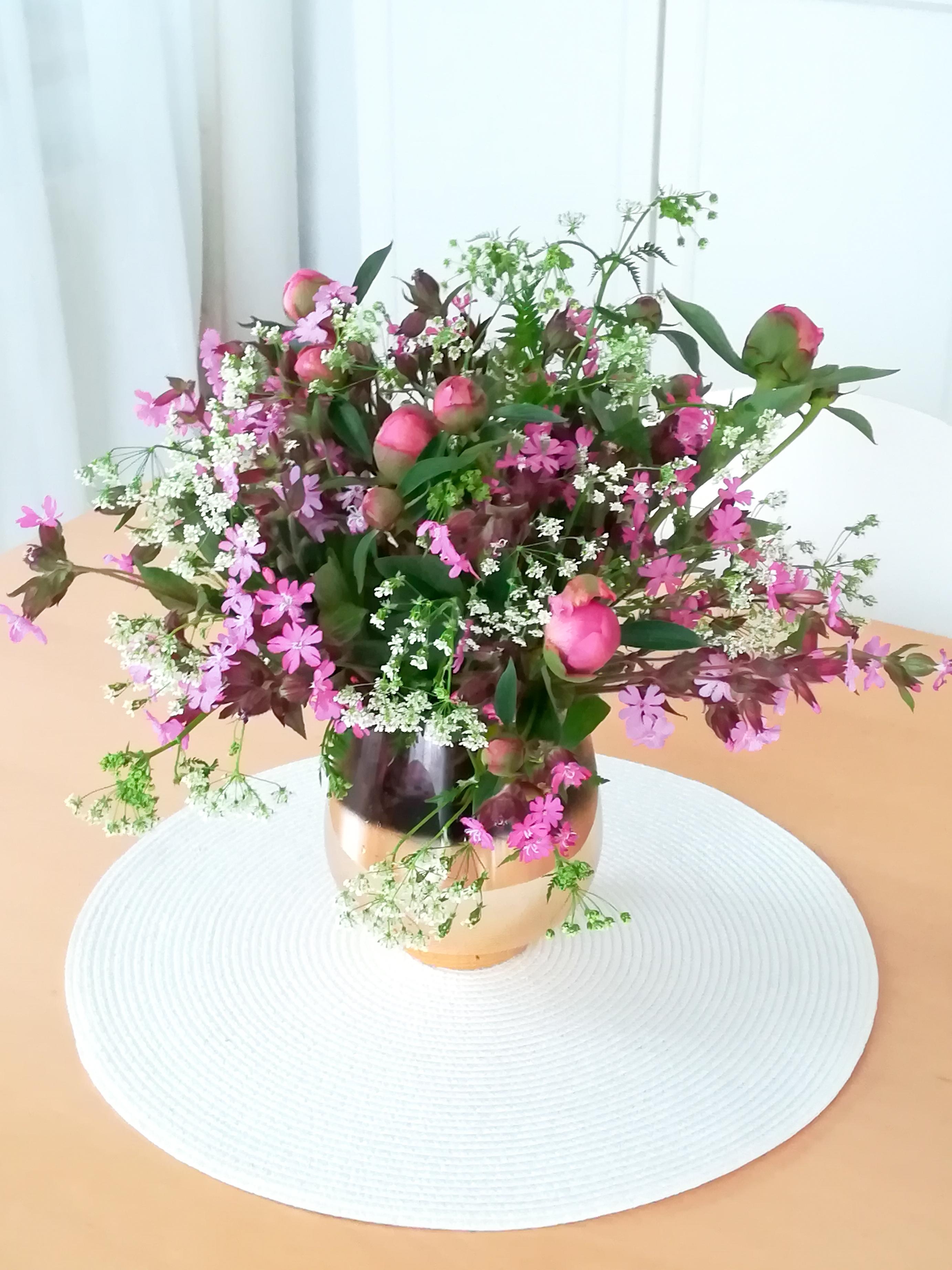 Garten und Wiesenblumen  Blumenstrauß 
#garten,,#gartenliebe, #frühling,#beautifulflower,#pfingstrosen, #flower
