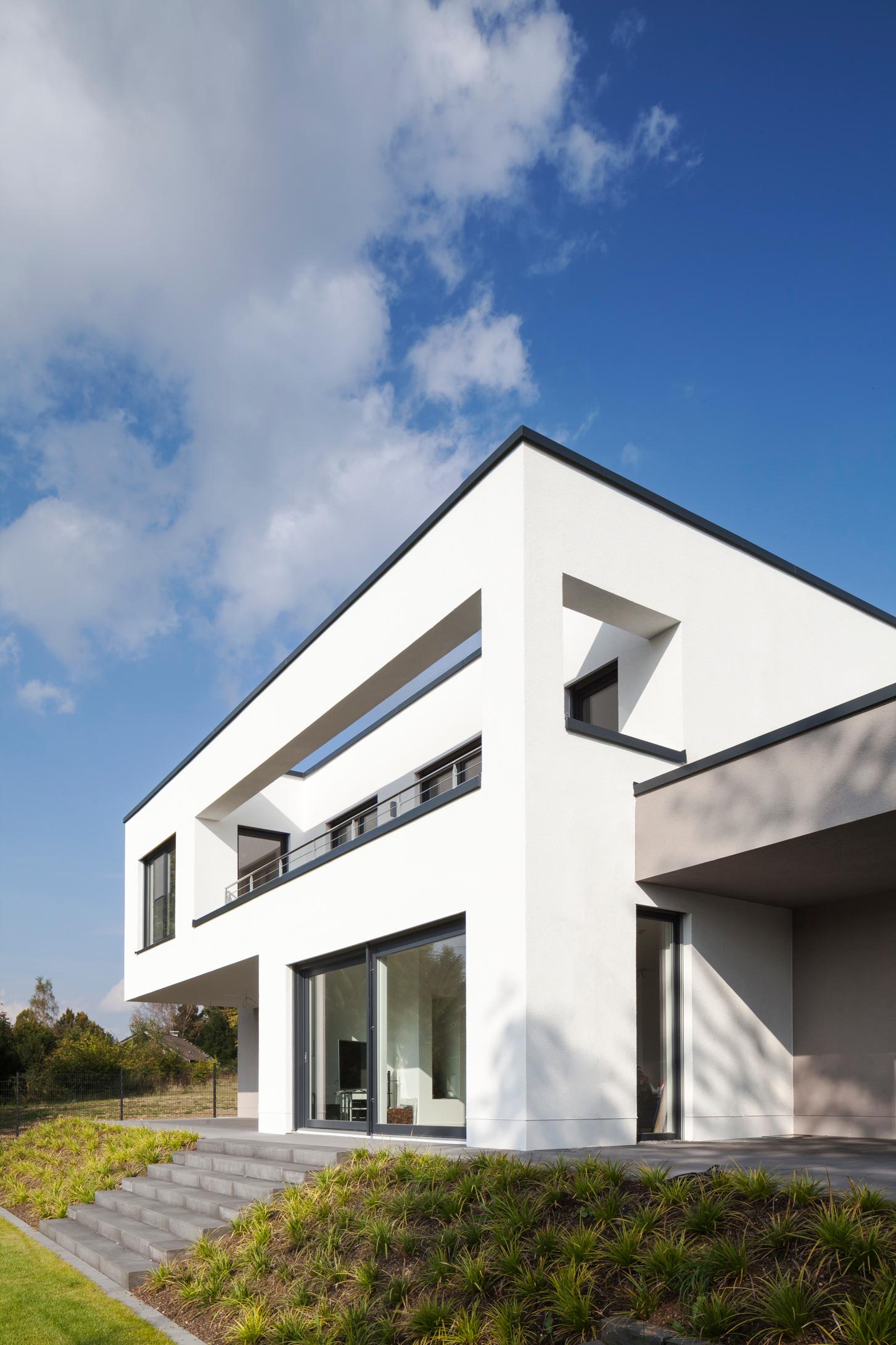 Gartenansicht #bauhausstil #terrasse #minimalistisch #eingang #flachdach #garage #innenarchitektur ©Constantin Meyer Photographie