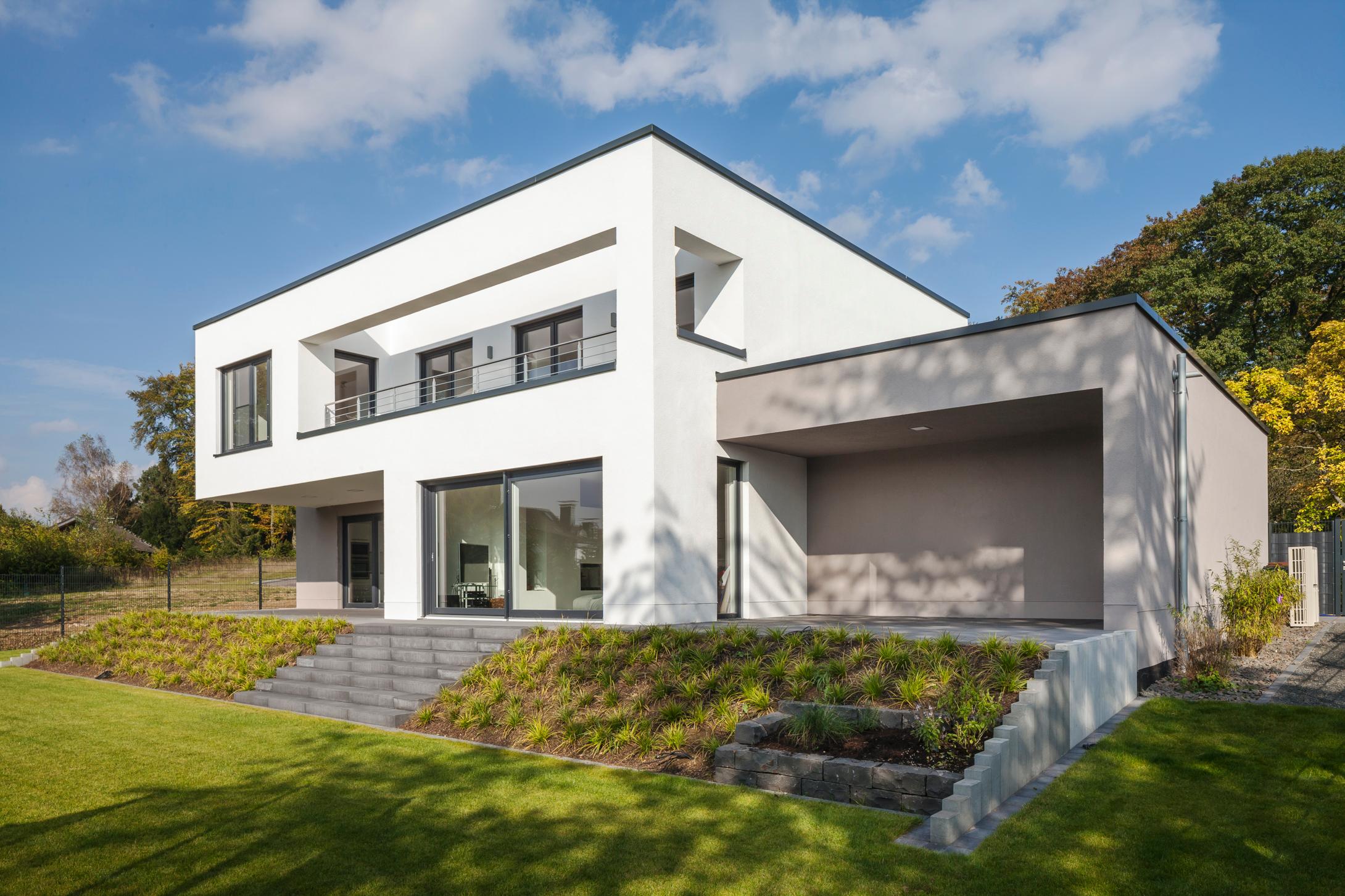 Gartenansicht #bauhausstil #terrasse #minimalistisch #eingang #flachdach #garage #innenarchitektur ©Constantin Meyer Photographie